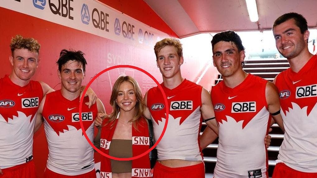 Her poserer Sydney Sweeney med spillere fra Swans.