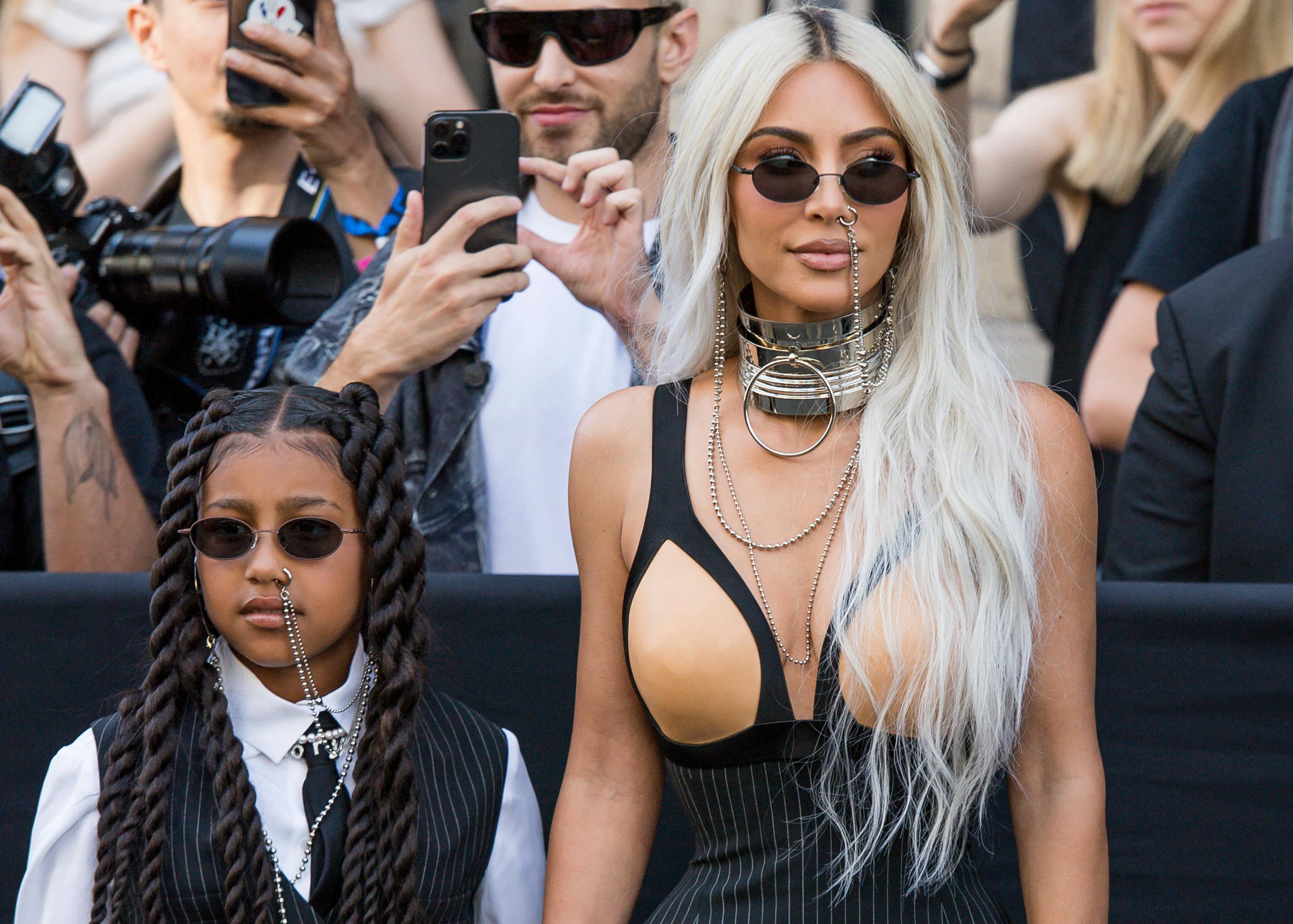 North West med sin mor, Kim Kardashian.