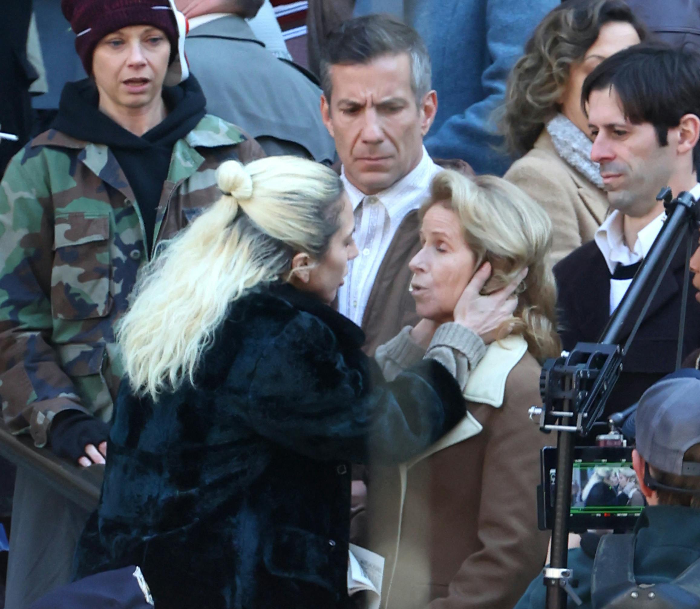 Lady Gaga kysser en kvinde en optagelserne til ny "Joker"-film.