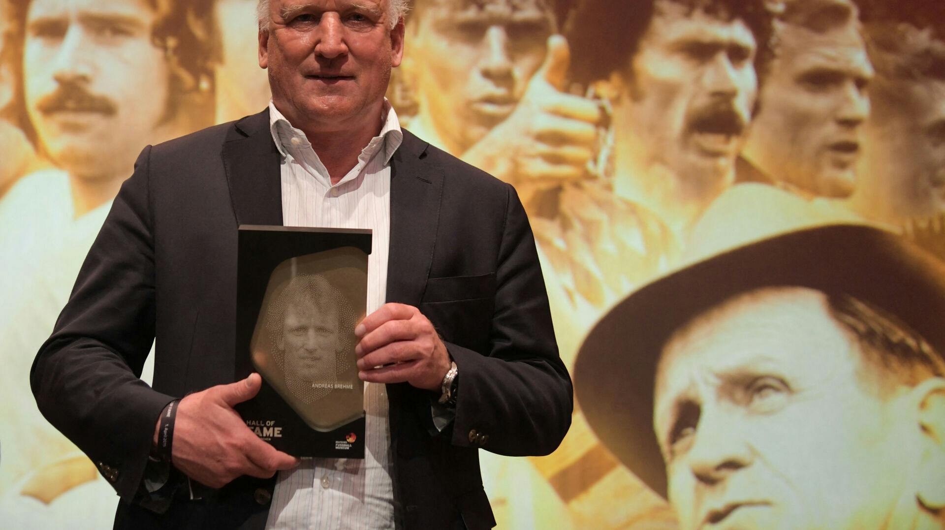 Den tidligere tyske landsholdsspiller Andreas Brehme er kommet til at dele en nøgenvideo af sin kone.
