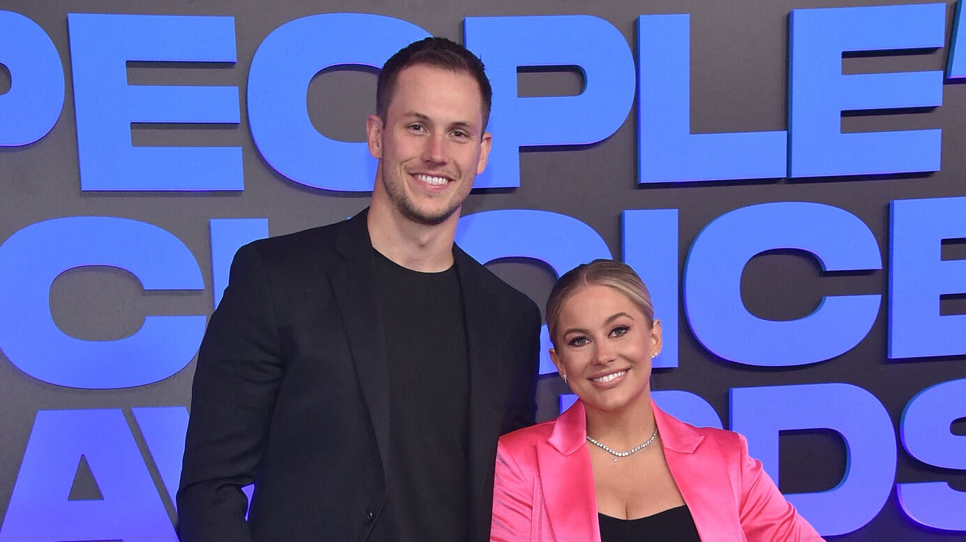 Den amrikanske gymnast Shawn Johnson og hendes NFL-mand, Andrew East, fortæller, at deres børn røg i lockdown under nyt skoleskyderi i USA.