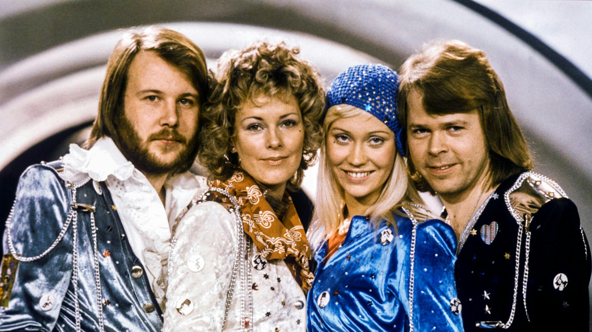 Abba startede i1970, og de blev verdenskendt, da de i 1974 vandt det europæiske melodi grand prix med sangen "Waterloo". 