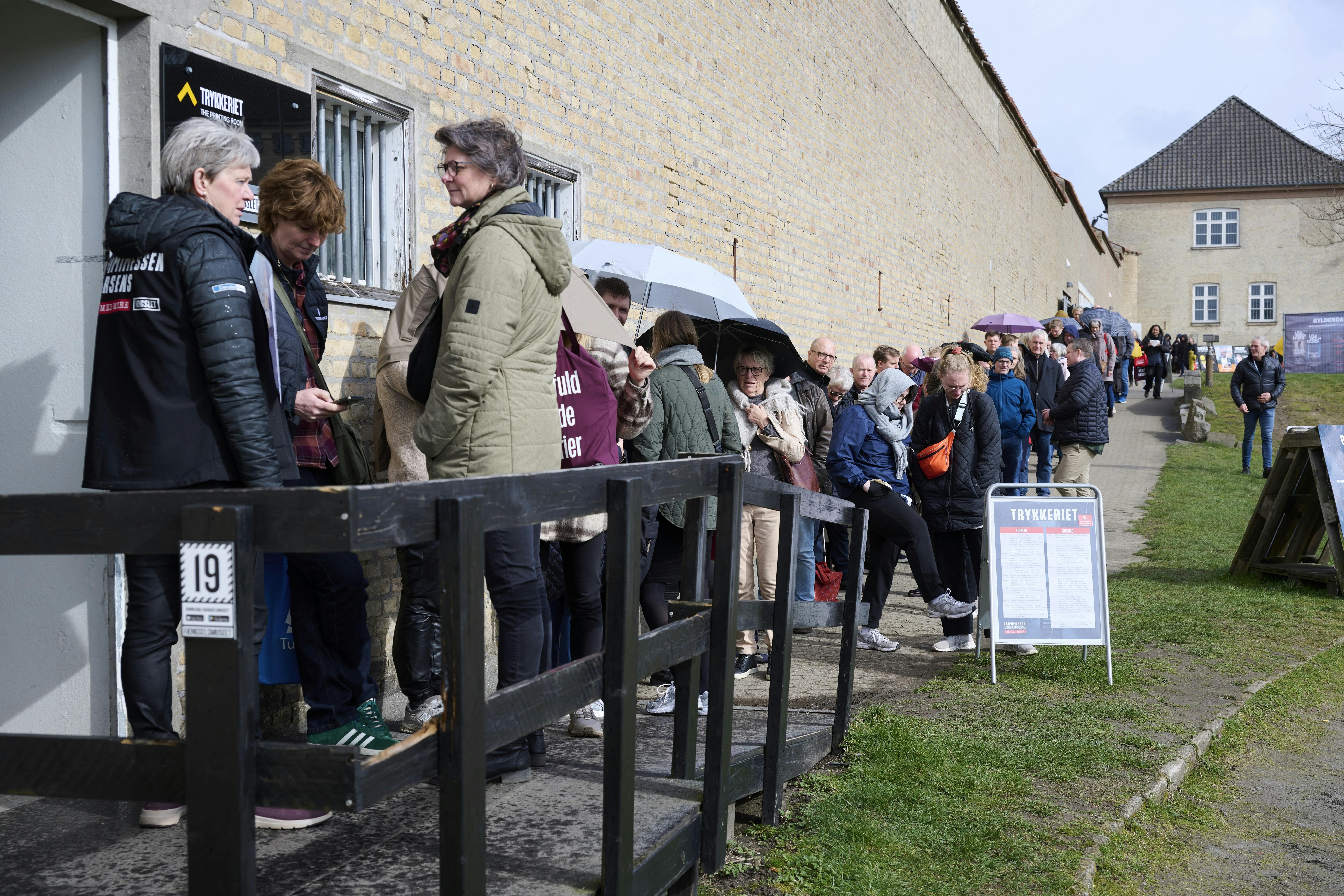 Køen til at komme ind til grevinde Alexandras ekskærestes foredrag var massiv længe før showstart.