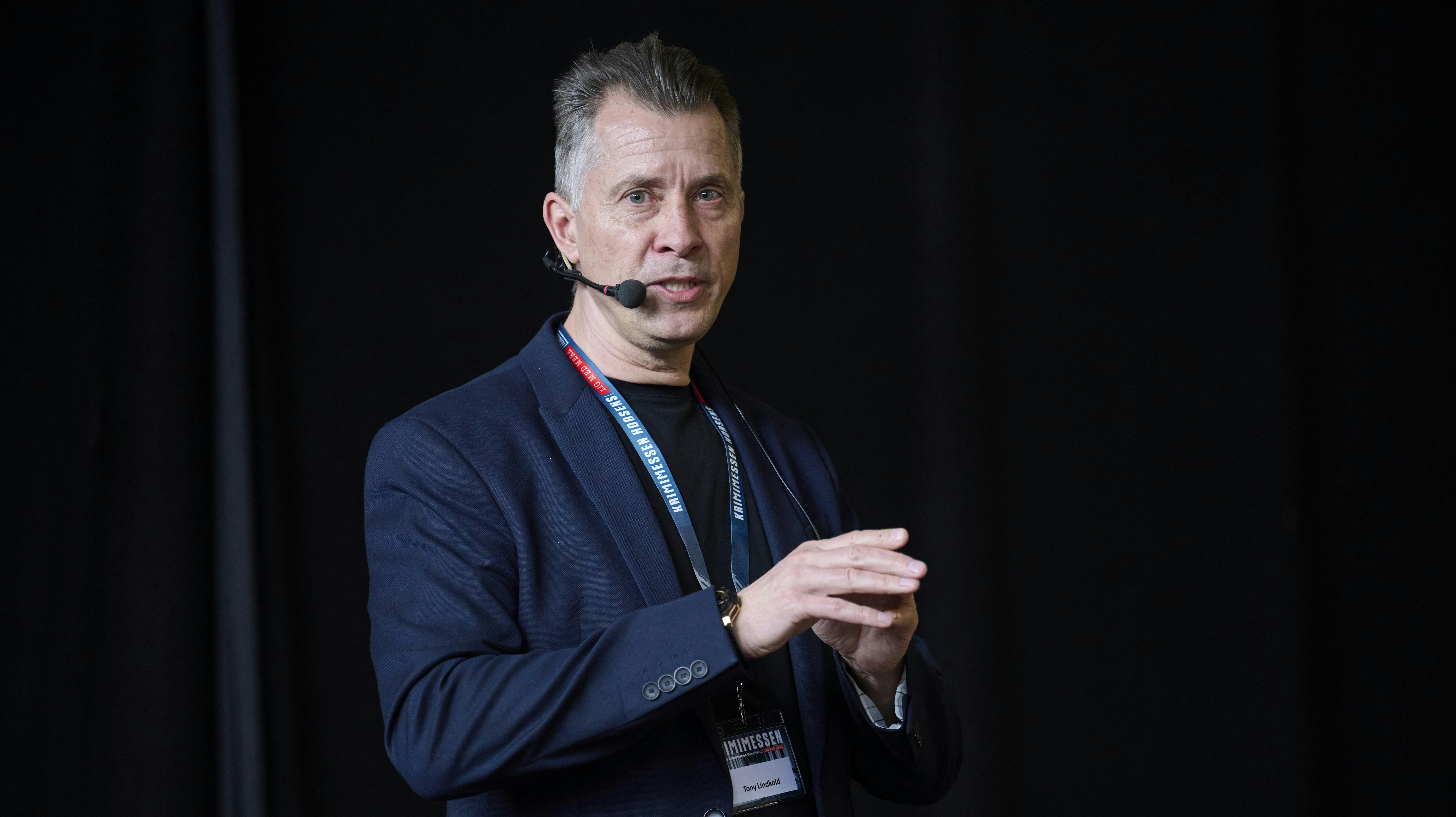 Tidligere undercover agent Tony Lindkold, som er ekskæreste til grevinde Alexandra, holdt lørdag foredrag for fulde huse under Krimimessen i Horsens.