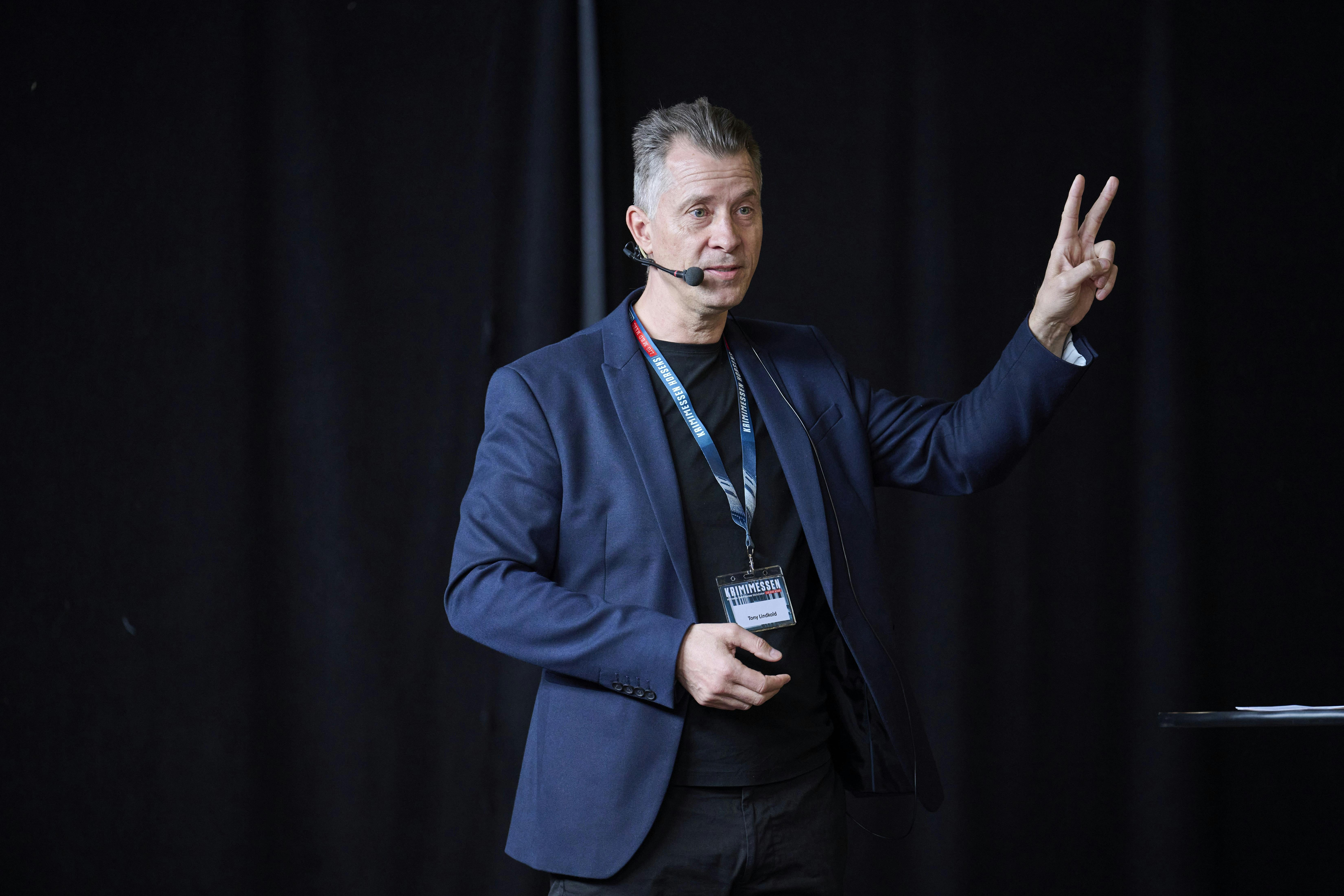 - Alle mennesker kan godt lide to ting. At have ret, og få komplimenter, fortalte Tony Lindkold under lørdagens foredrag ved krimimessen i Horsens.