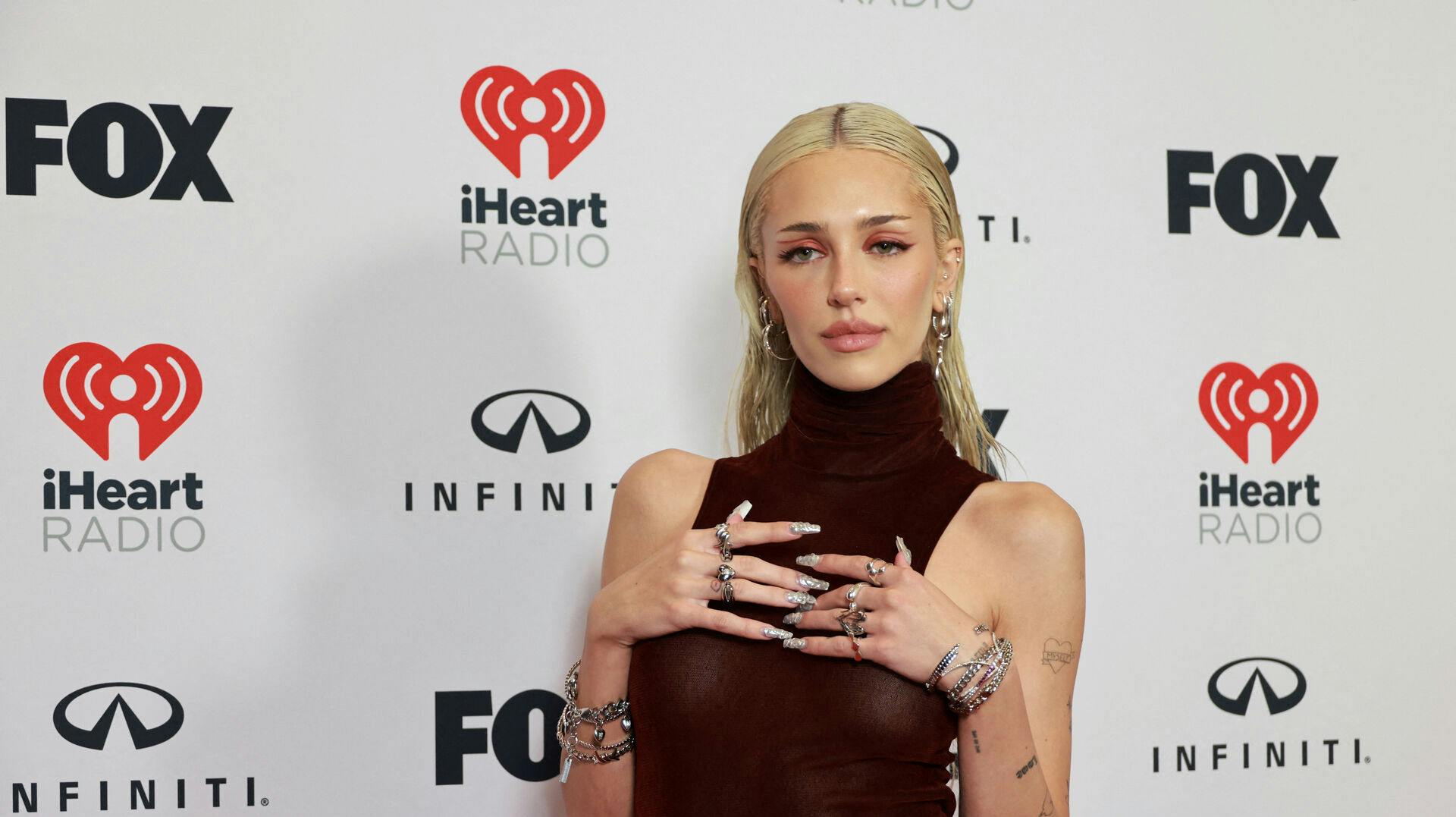 Delilah Hamlin på den røde løber til iHeartRadio Music Awards.