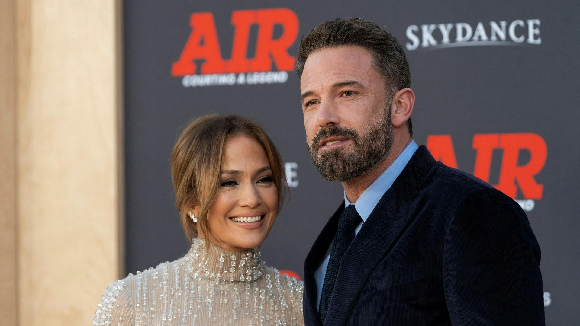 Jennifer Lopez og Ben Affleck kunne ikke holde fingrene fra hinanden til premieren på "Air".
