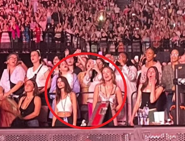 Her ses Emily Ratajkowski og Olivia Wilde til Harry Styles-koncert i juli 2022.