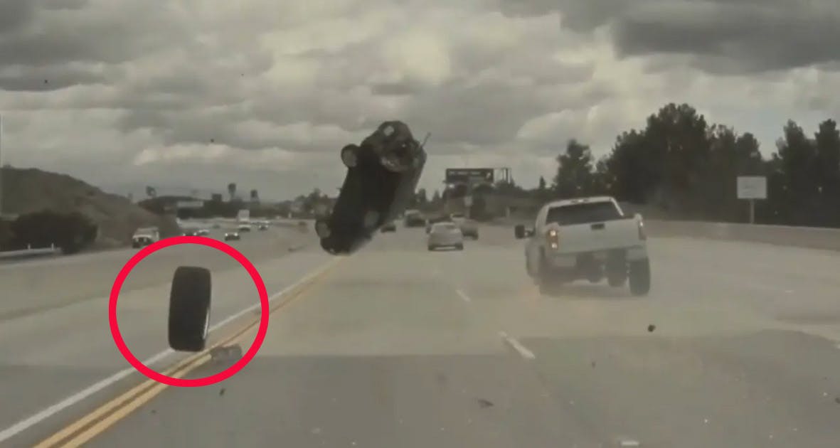 En hel vanvittig ulykke udspillede sig i sidste uge på en motorvej ved Los Angeles i USA.