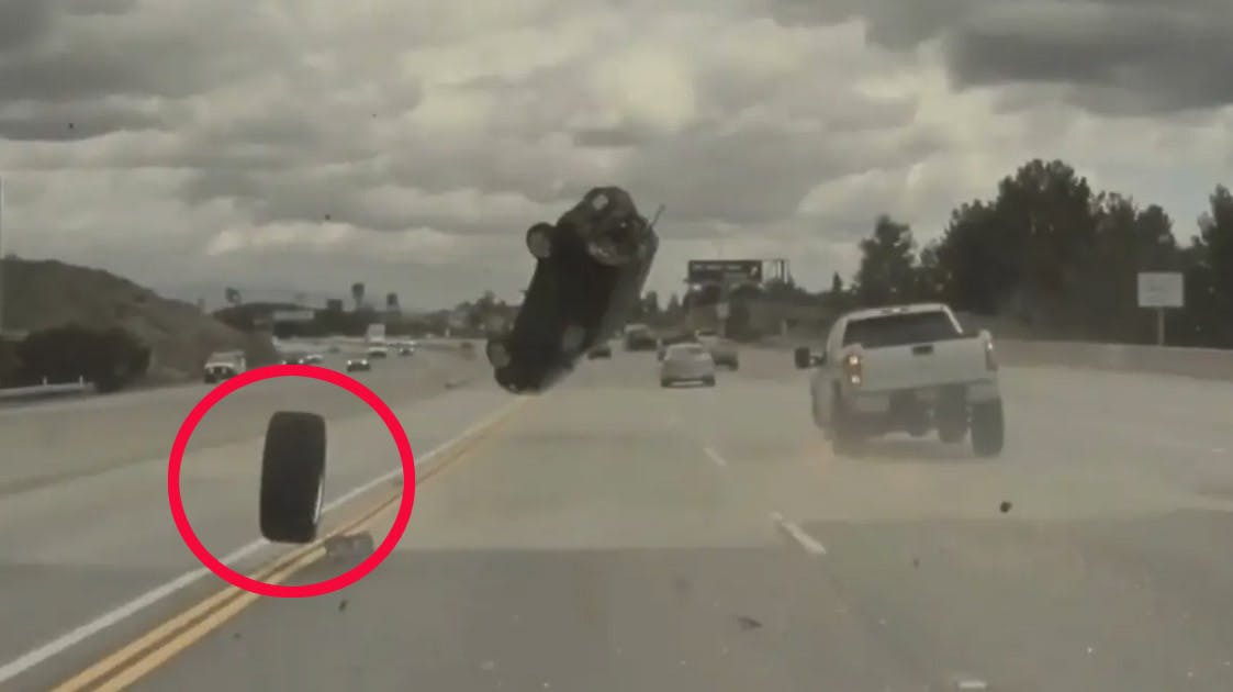 En hel vanvittig ulykke udspillede sig i sidste uge på en motorvej ved Los Angeles i USA.