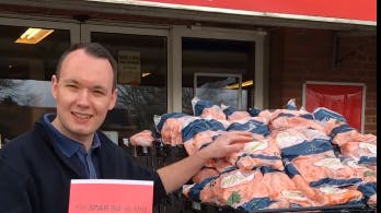 4,75 kroner for et kilo gulerødder. Det er prisen i Dagli' Brugsen i Kloster, efter at en medarbejder kom til at bestille 976 kilo flere gulerødder end planlagt. nbsp; nbsp;