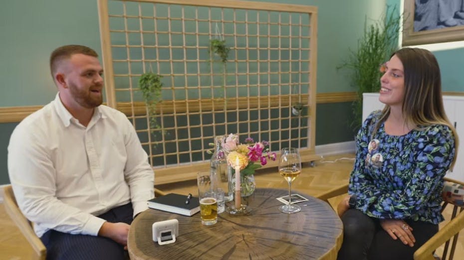 På tre minutter nåede der at slå gnister mellem Josefine og Mads i "Kærlighed hvor kragerne vender".&nbsp;
