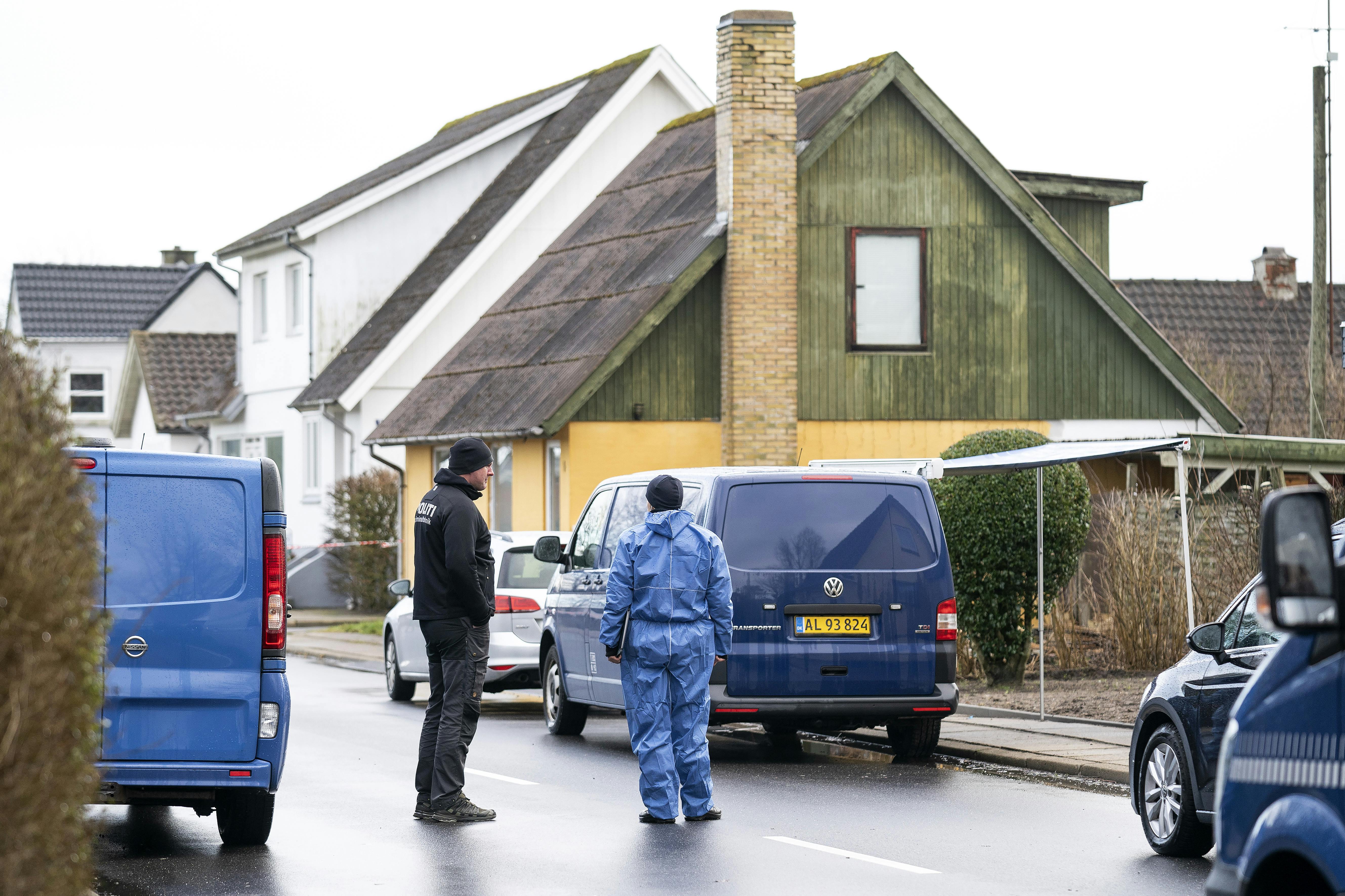 Politiet arbejdede længe og intensivt på adressen i Flauenskjold. Hvad de præcis fandt i huset er endnu uvist.
&nbsp;
