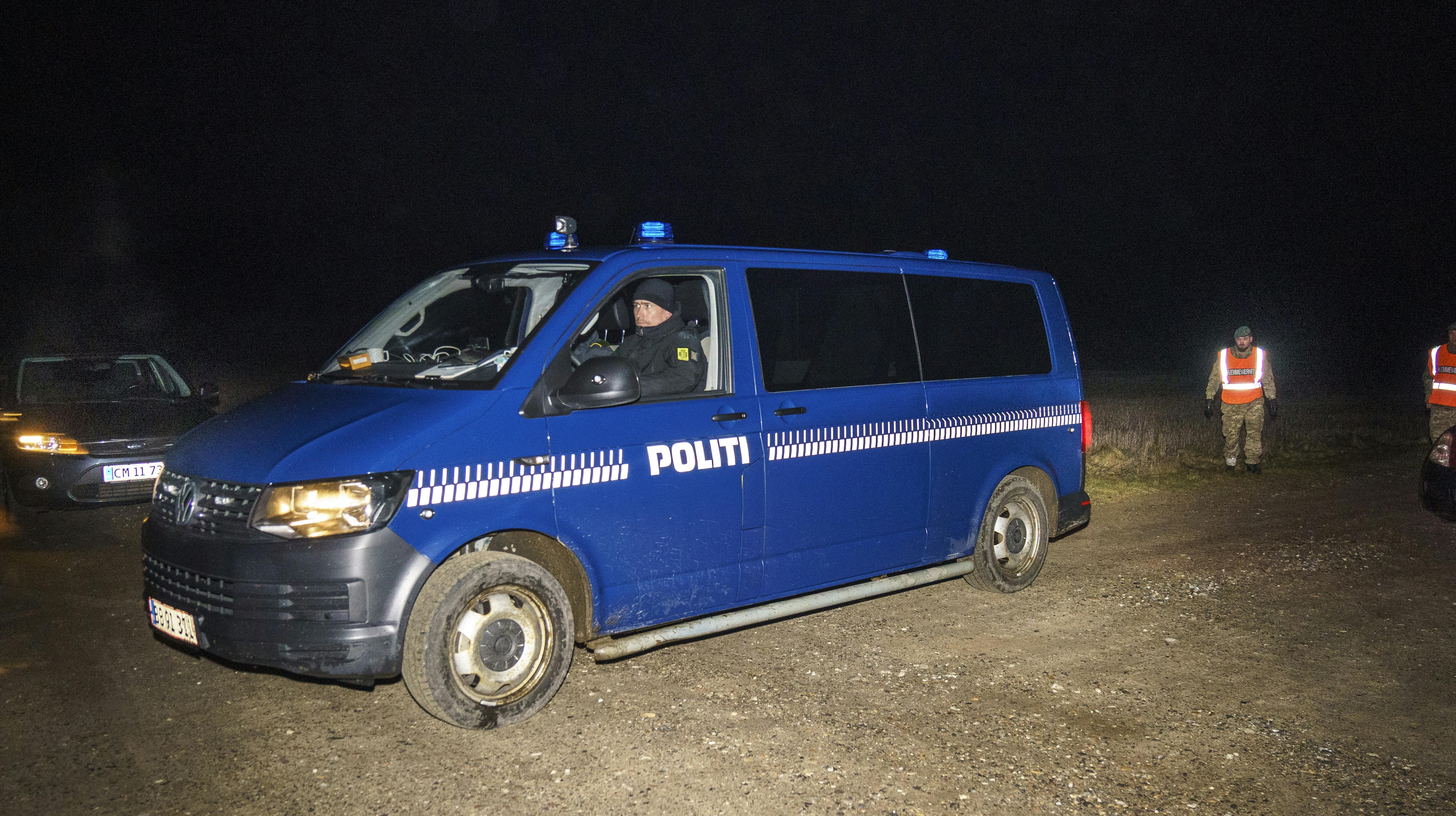 En politibil ved en af indfaldsvejene til en stor del af Dronninglund Storskov, torsdag aften den 10. februar 2022. Politiet fandt sent den eftermiddag dele af Mia Skadhauge Stevns lig.