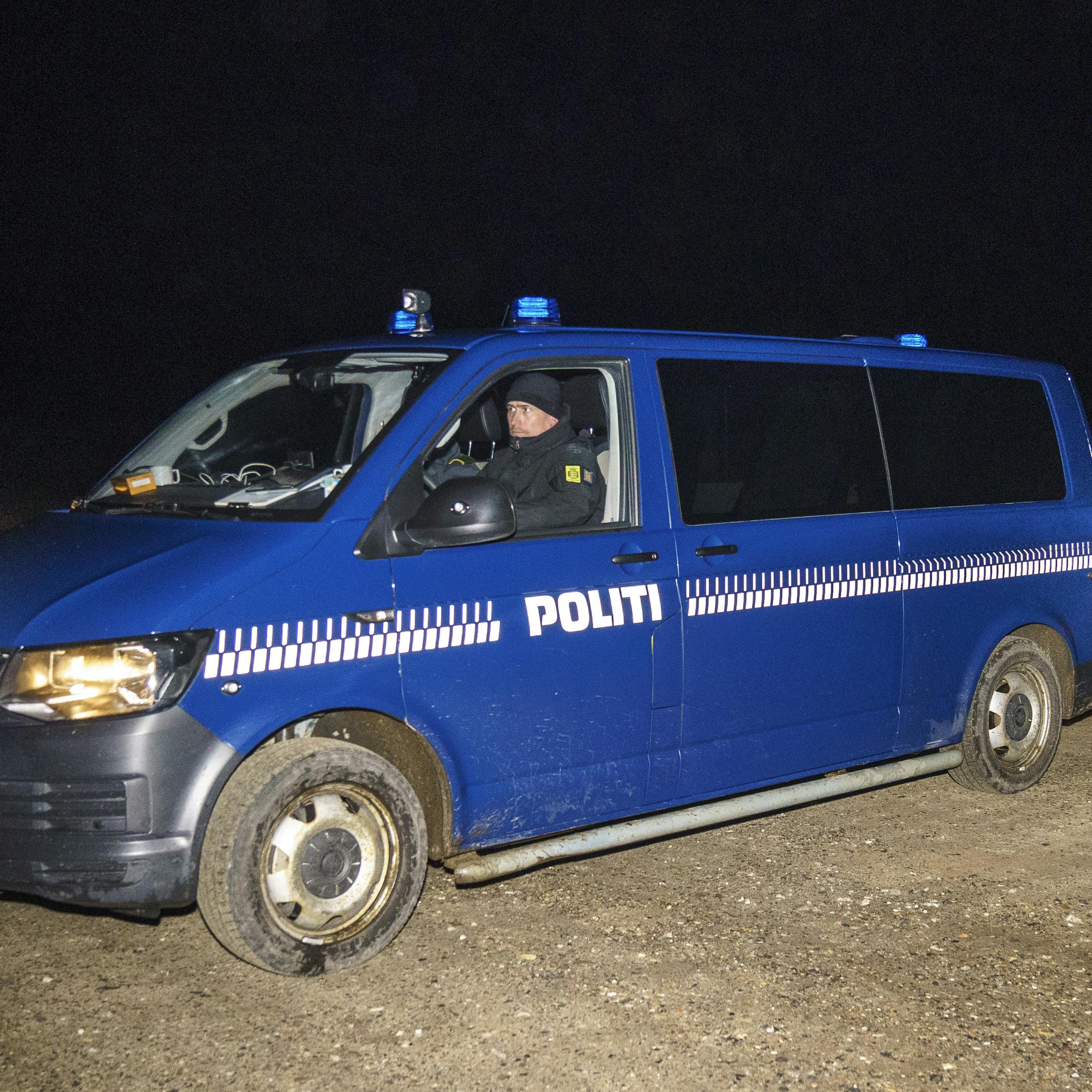En politibil ved en af indfaldsvejene til en stor del af Dronninglund Storskov 10. februar 2022. Politiet fandt sent den eftermiddag dele af Mia Skadhauge Stevns lig.