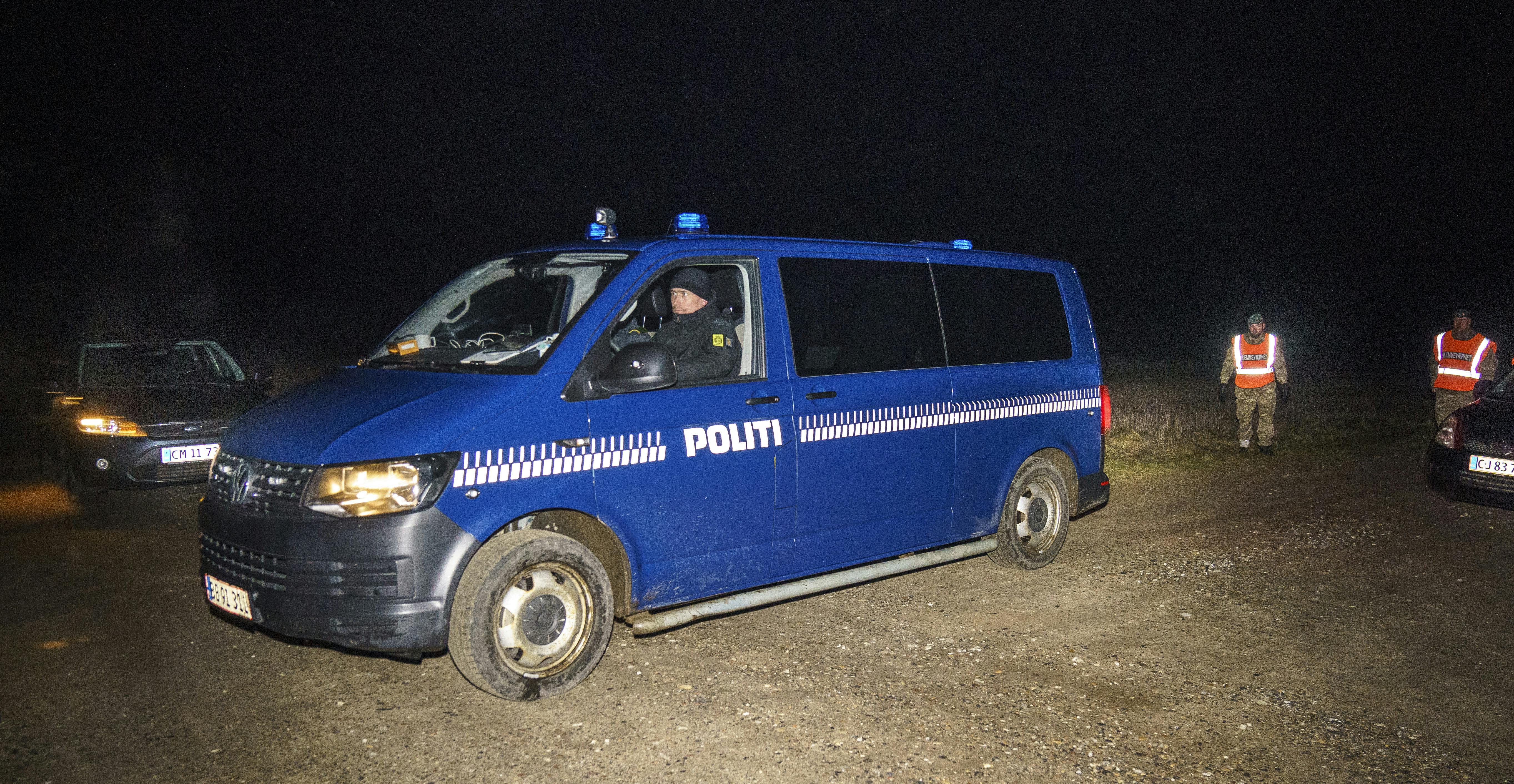 En politibil ved en af indfaldsvejene til en stor del af Dronninglund Storskov 10. februar 2022. Politiet fandt sent den eftermiddag dele af Mia Skadhauge Stevns lig.