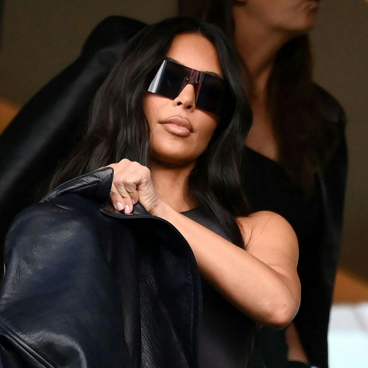 Fans er sikre på, at Kim Kardashian har faket sine seneste paparazzibilleder. Her fotograferet til en fodboldkamp i sidste uge.
