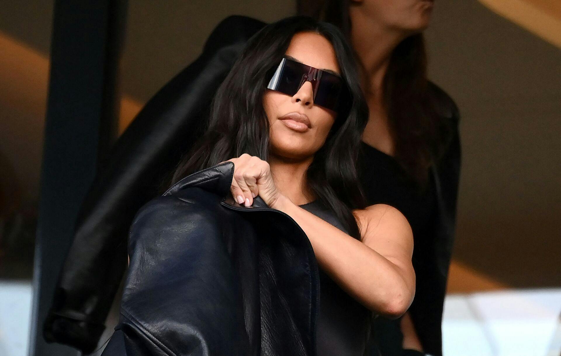 Fans er sikre på, at Kim Kardashian har faket sine seneste paparazzibilleder. Her fotograferet til en fodboldkamp i sidste uge.