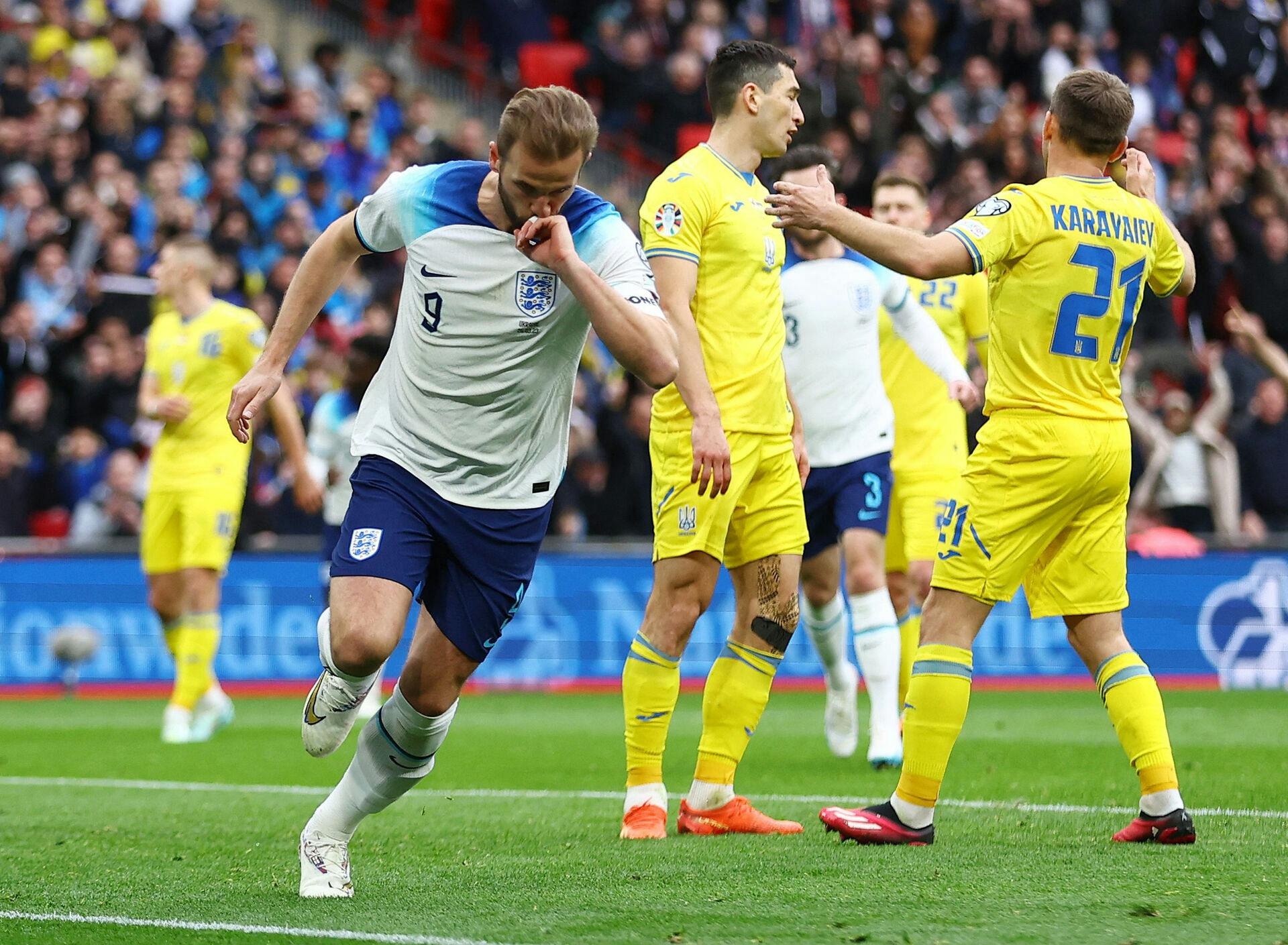 Harry Kane, der til dagligt spiller i Tottenham, sender en tanke til sin kone, hver gang han scorer. Det gør han ved at kysse sin hånd, nærmere bestemt hans ringefinger.&nbsp;
