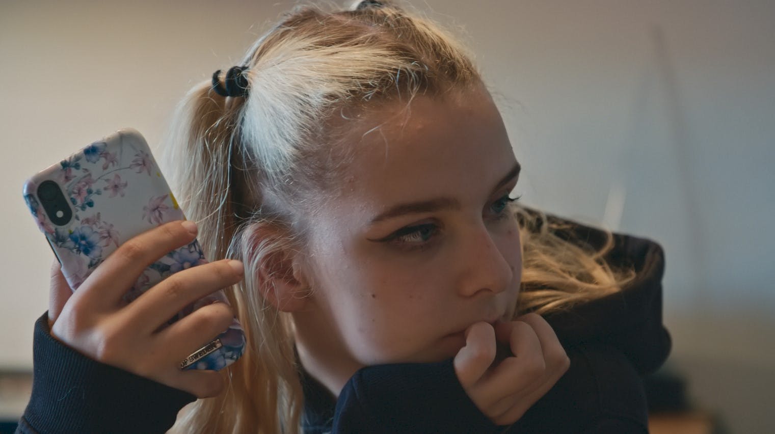 Ligesom de andre børn, er Laura nødt til at tage telefonsamtaler med sagsbehandlere, hvor hendes fremtid skal vurderes. Opkald ingen børn burde bydes.&nbsp;
