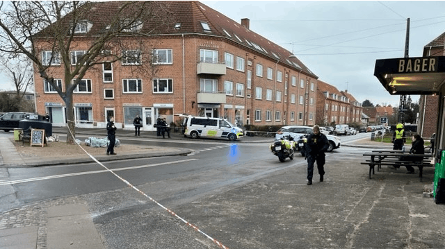 Politiet har onsdag morgen været massivt til stede på Valby Langgade i forbindelse med et slagsmål i en bagerbutik.