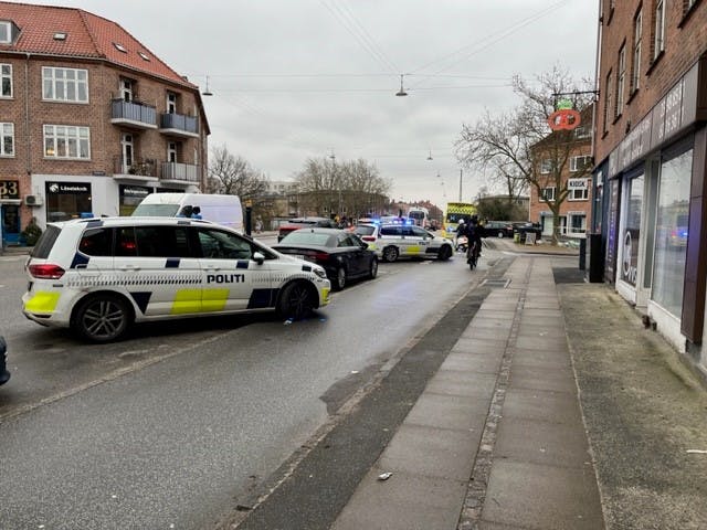 Politiet rykkede talstærkt til stedet, hvor en mand er blevet såret af en kniv.