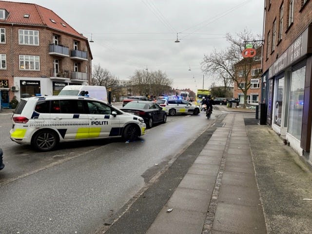 Politiet rykkede talstærkt til stedet, hvor en mand er blevet såret af en kniv.
