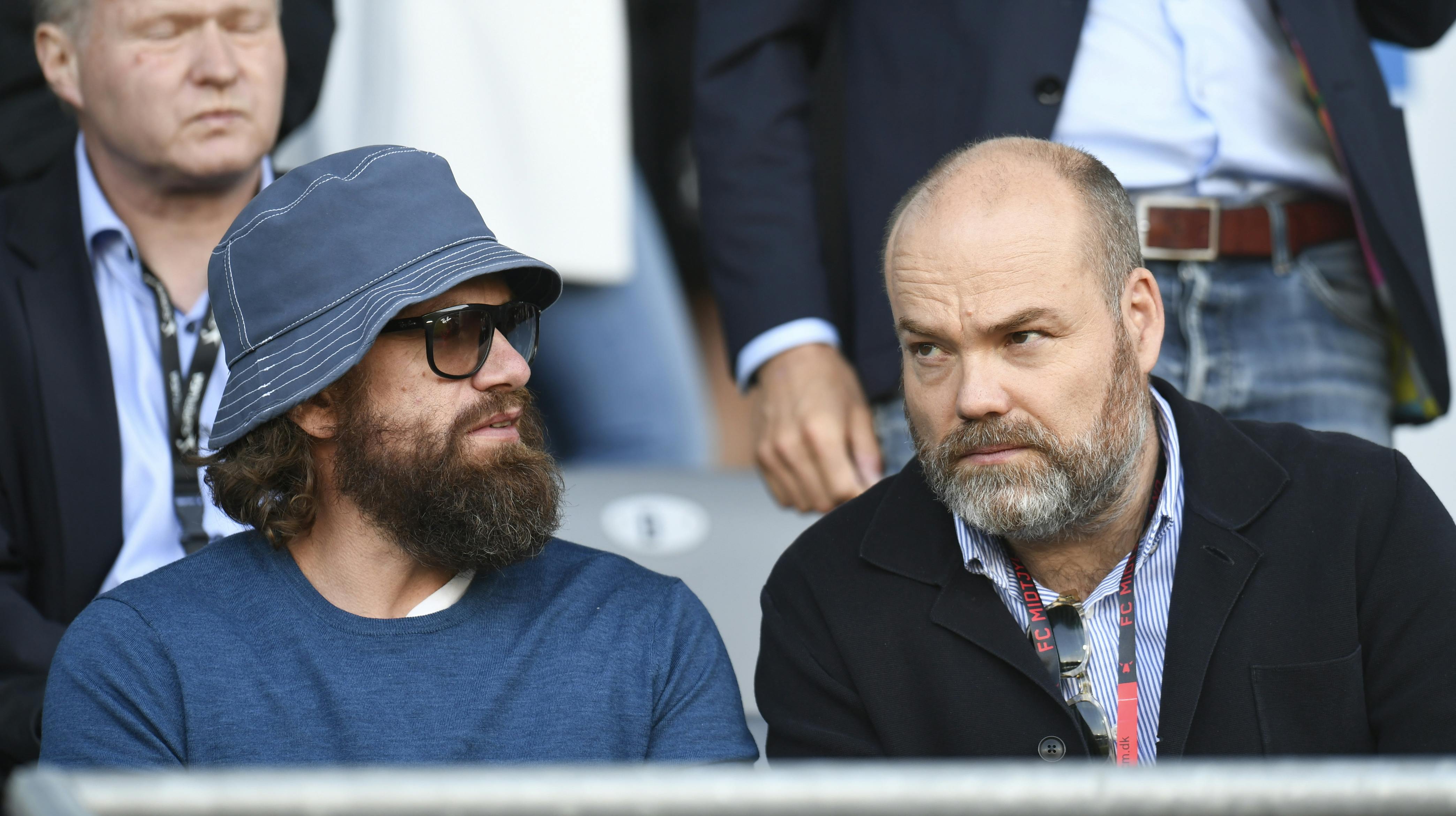 Rasmus Holch Povlsen (th.) er sportsglad og er blandt andet investor i FC Midtjylland. Her er han til fodboldkamp med Nikolaj Lie Kaas (tv.).