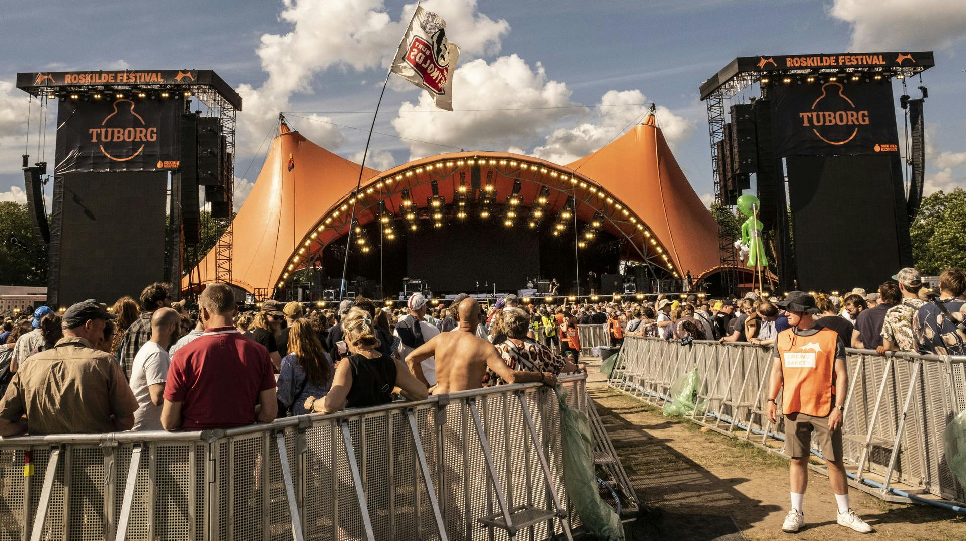 Blæst har fået æren af at åbne Orange Scene til Roskilde Festival 2023. Med sig på festivalen får de selskab af en kryptisk London-duo, der på plakaten har fået opmærksomhed for deres måde at stave bandets navn på.
