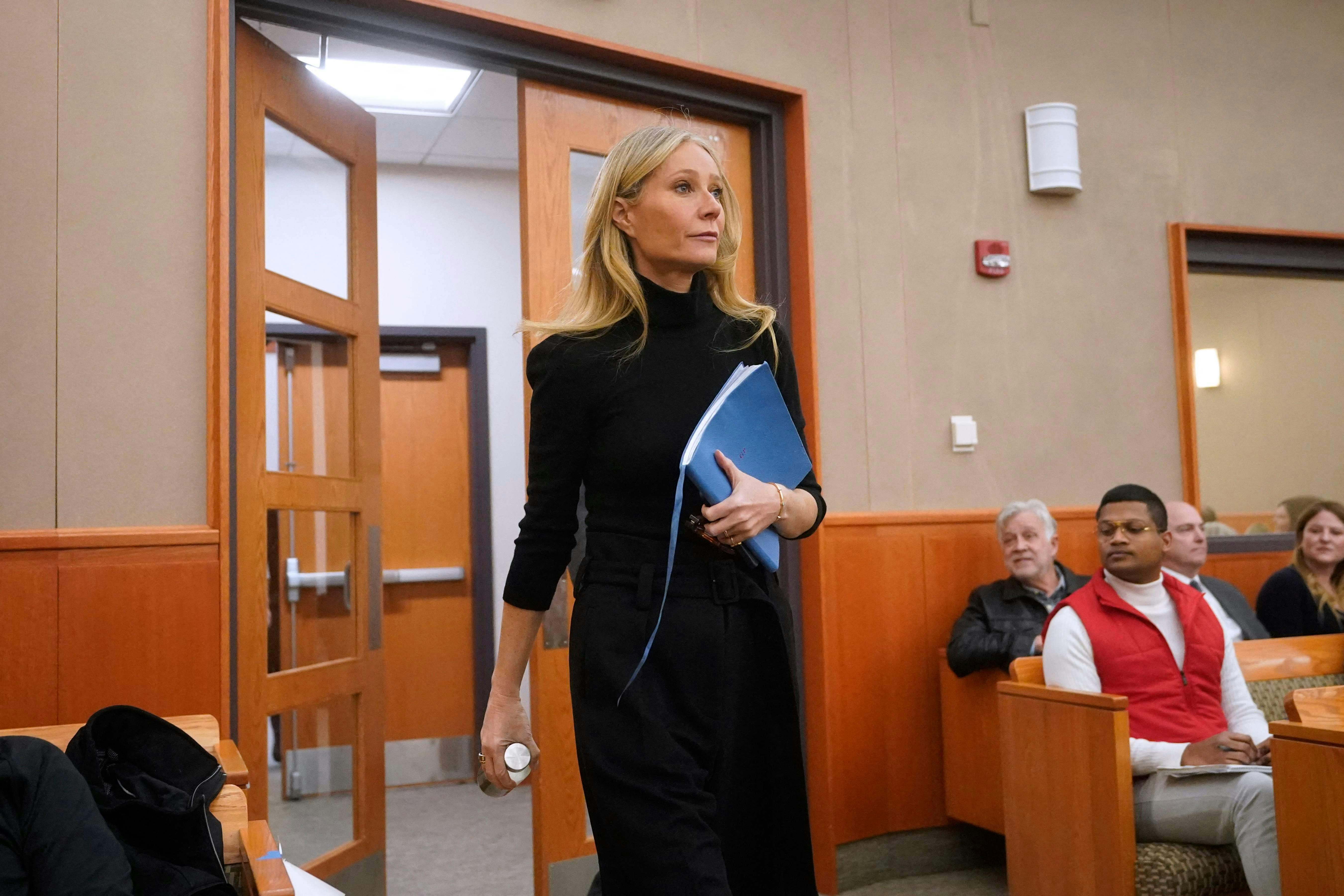 Gwyneth Paltrows blå notesbog, som hun troligt bærer med sig i retten, har fået uventet meget opmærksomhed. nbsp;