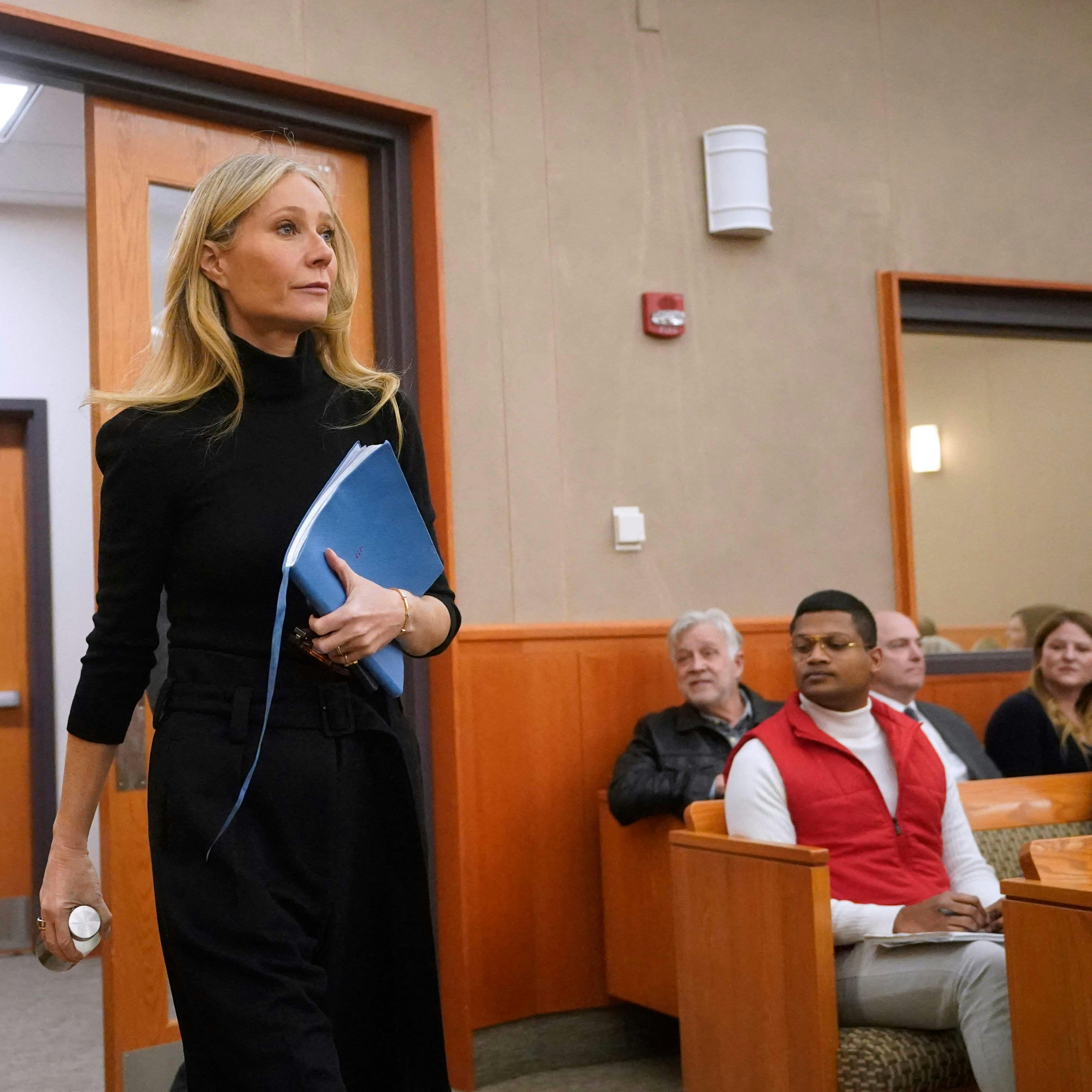 Gwyneth Paltrows blå notesbog, som hun troligt bærer med sig i retten, har fået uventet meget opmærksomhed. 