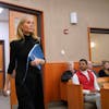 Gwyneth Paltrows blå notesbog, som hun troligt bærer med sig i retten, har fået uventet meget opmærksomhed.&nbsp;
