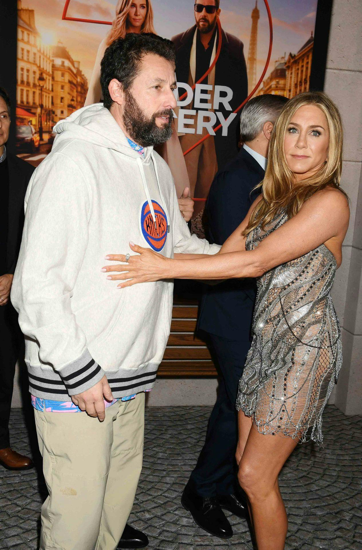 Nej tak, du! Jennifer Aniston var ikke glad for det tøj, som Adam Sandler havde valgt at tage på tirsdag aften.
