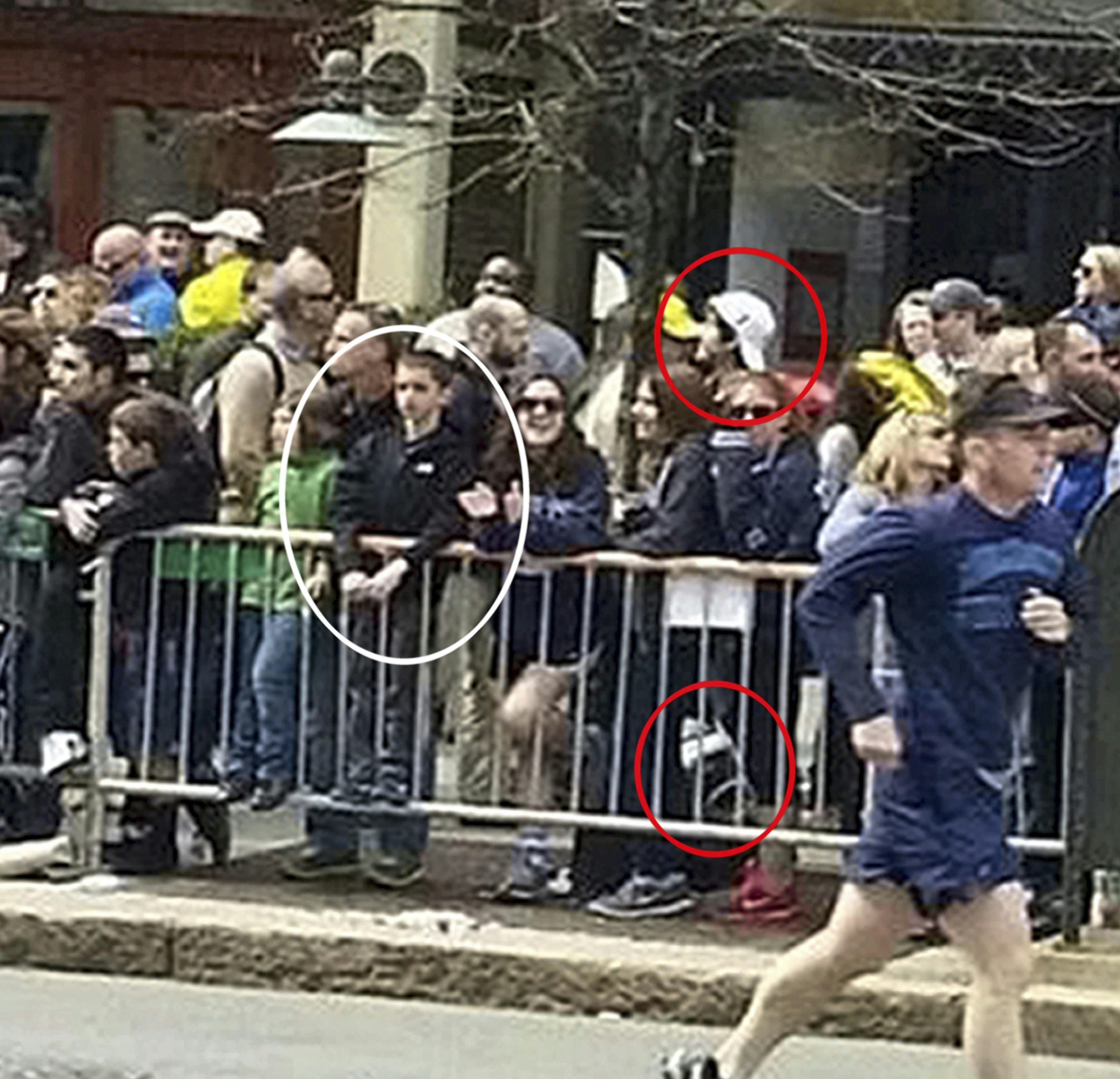 Det yngste offer var den blot otteårige Martin Richard. Her ses han sekunder inden bomberne – sammen med en af gerningsmændene.