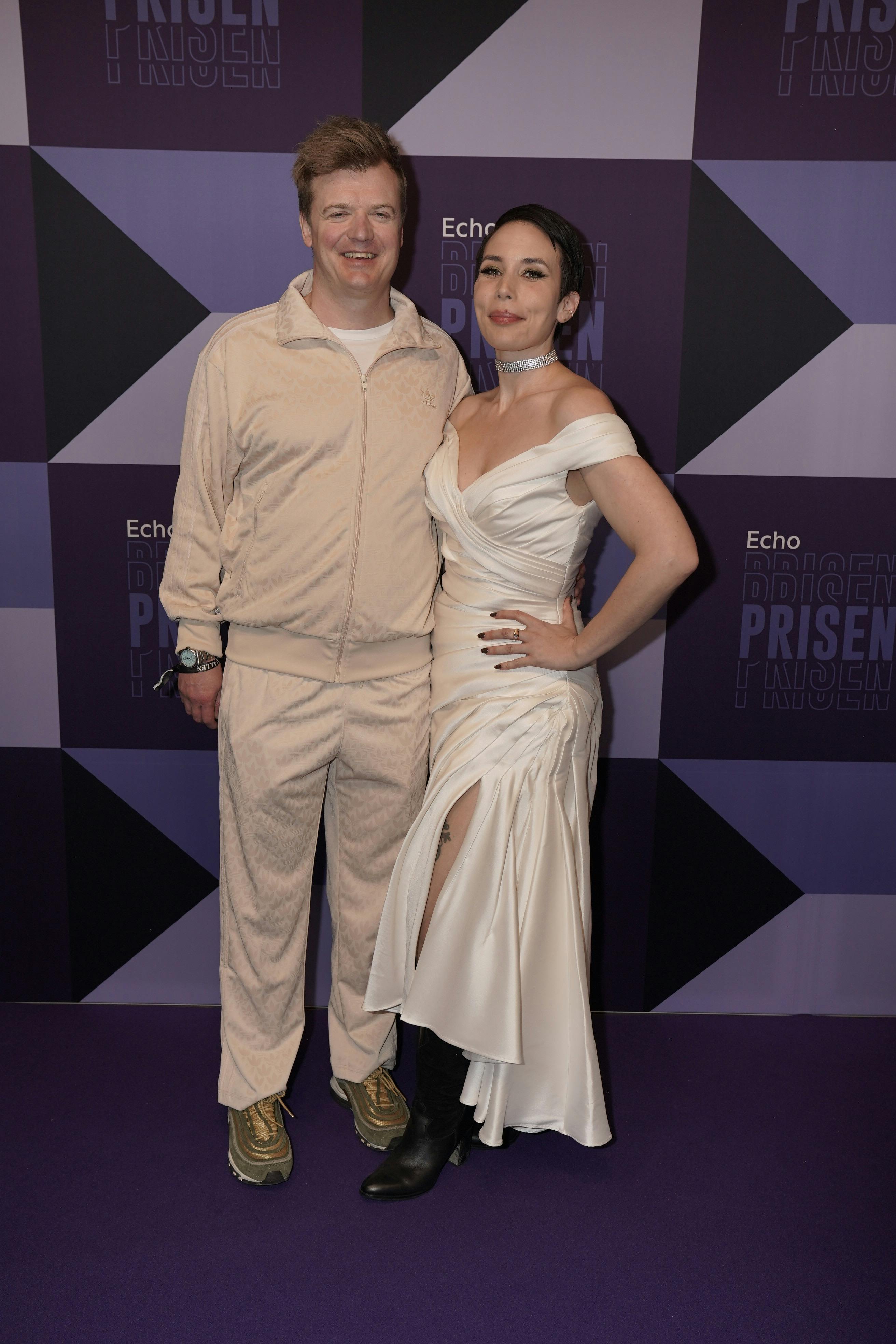 Tobias Dybvad og hustruen, der var hoppet i sin brudekjole. 