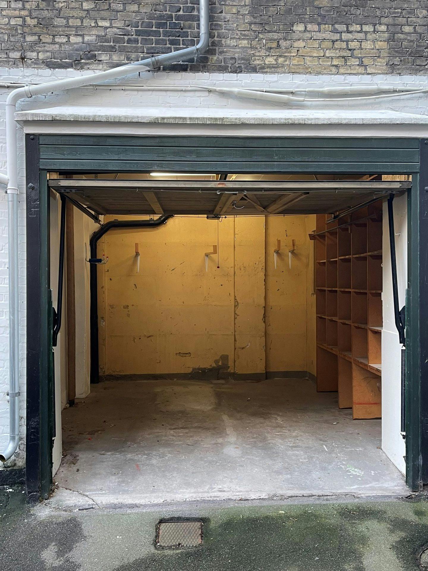 Home uddyber lige nu en "privat garage med sublim placering" i hjertet af København. 