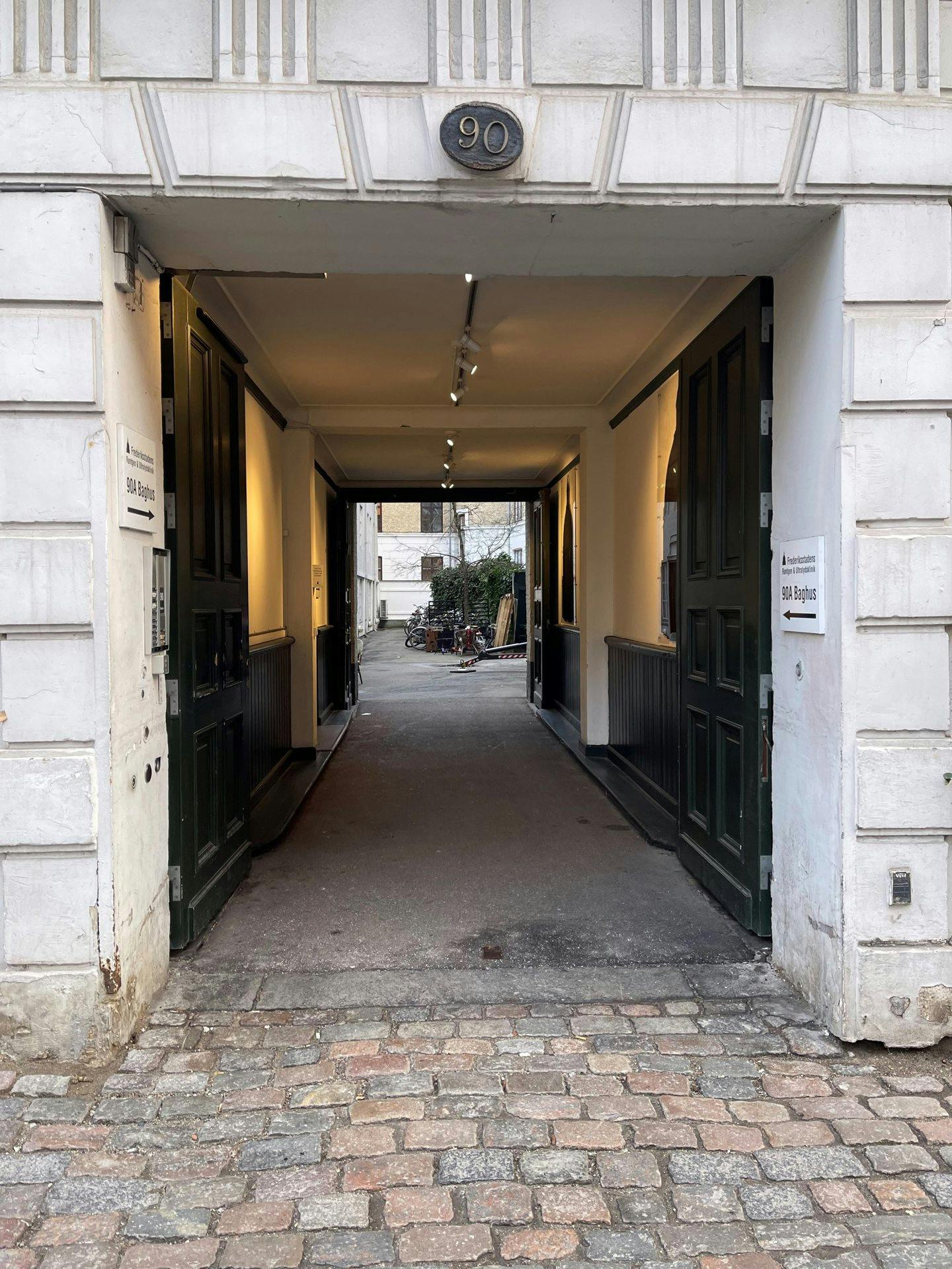 Home uddyber lige nu en "privat garage med sublim placering" i hjertet af København. 