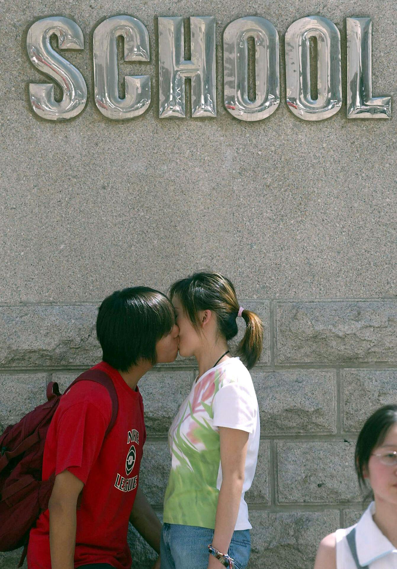 De kinesiske unge mennesker skal gifte sig og have nogle børn, mener myndighederne. Det får studenerende fra ni uddannelsessteder nu mulighed for at starte på, da de får fri i en uge af april til at finde kærligheden.