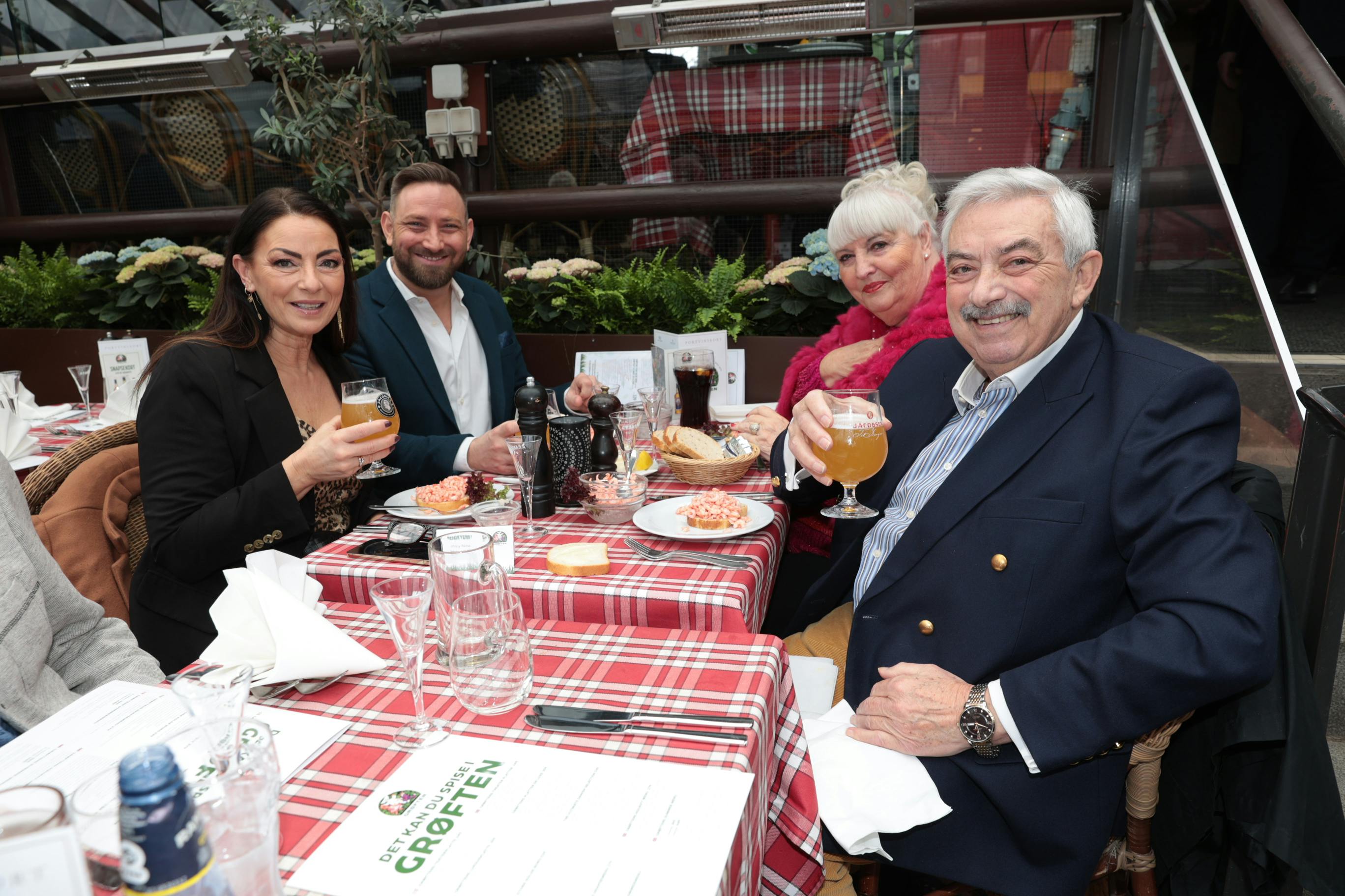 Sikken en fest! Johnny Reimar nyder det gode selskab og en fadøl.
