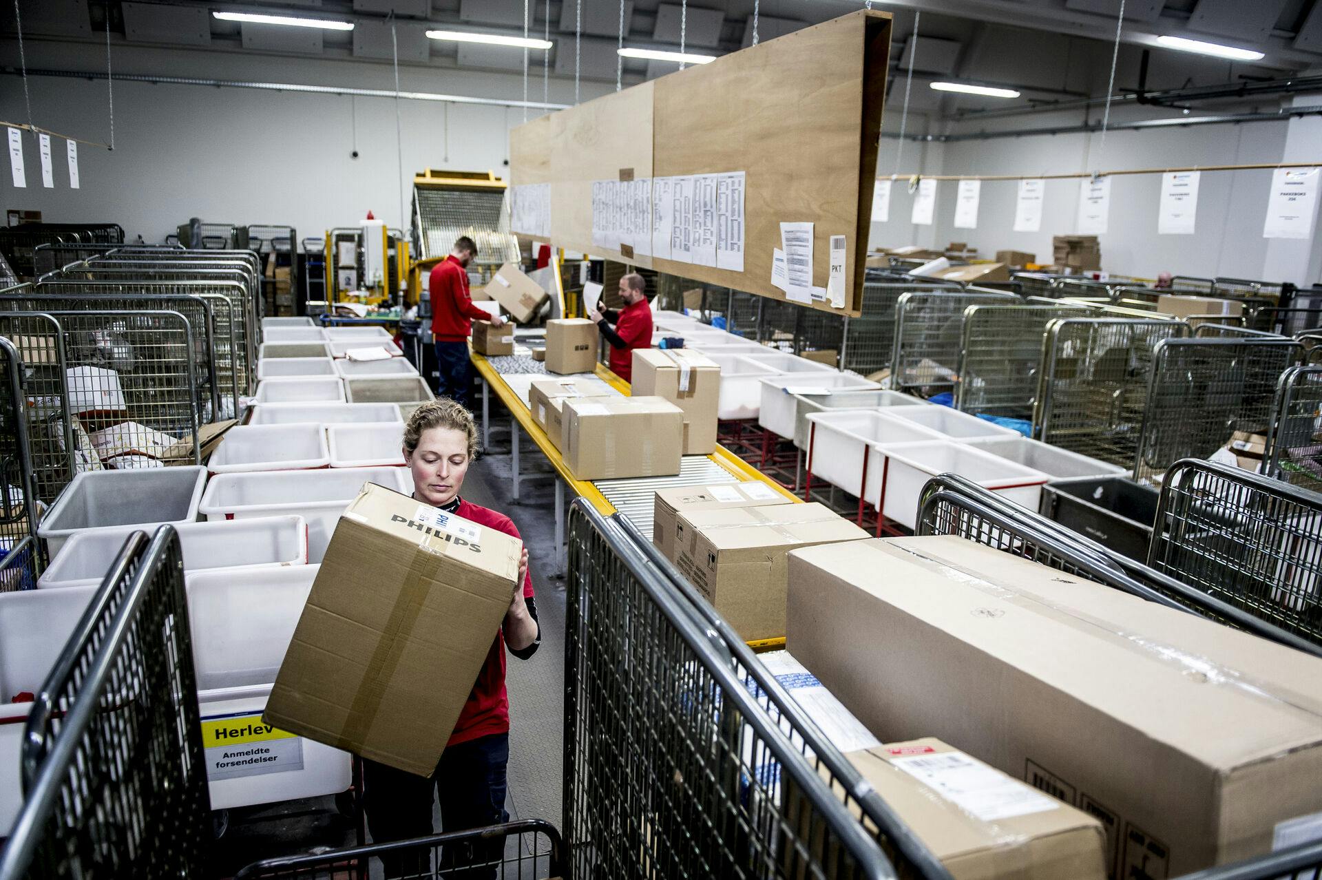 Der er ofte travlt på PostNords pakkecenter, men Rune Møller Stahls pakke er lige nu gemt langt væk.