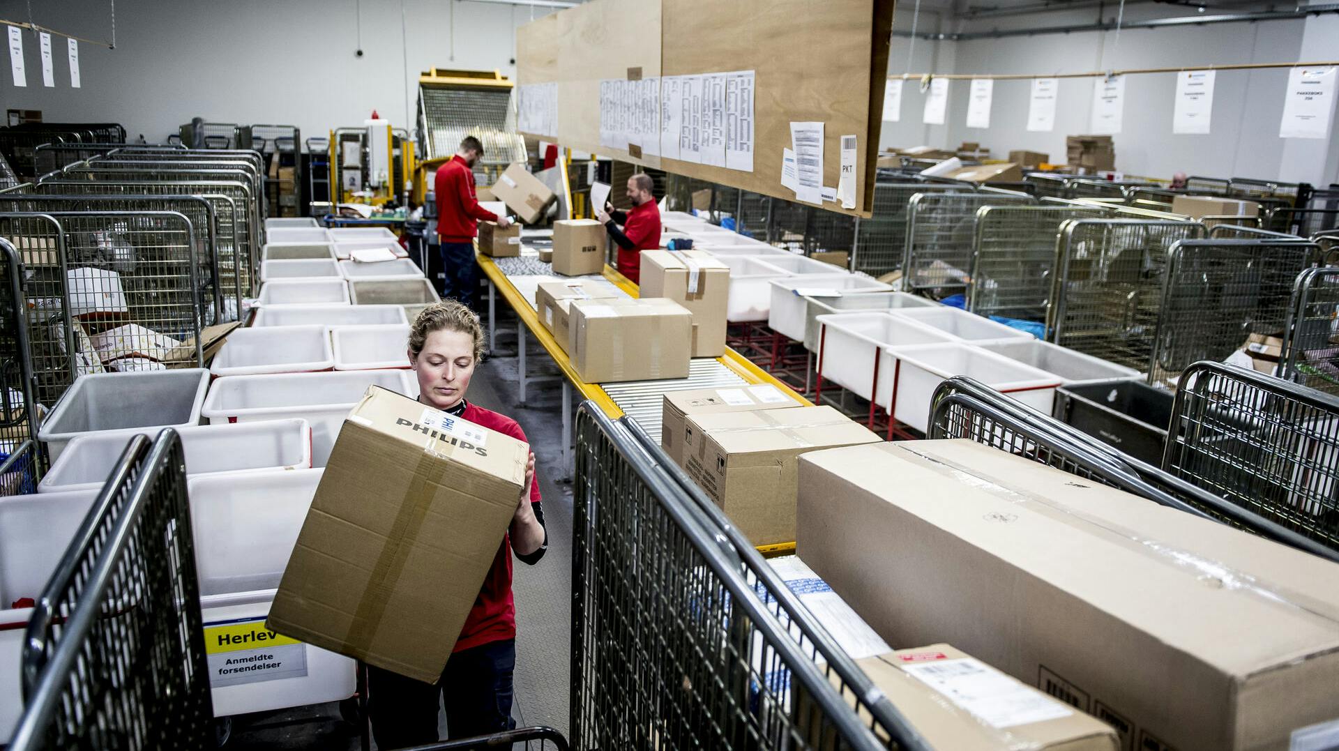 Der er ofte travlt på PostNords pakkecenter, men Rune Møller Stahls pakke er lige nu gemt langt væk.