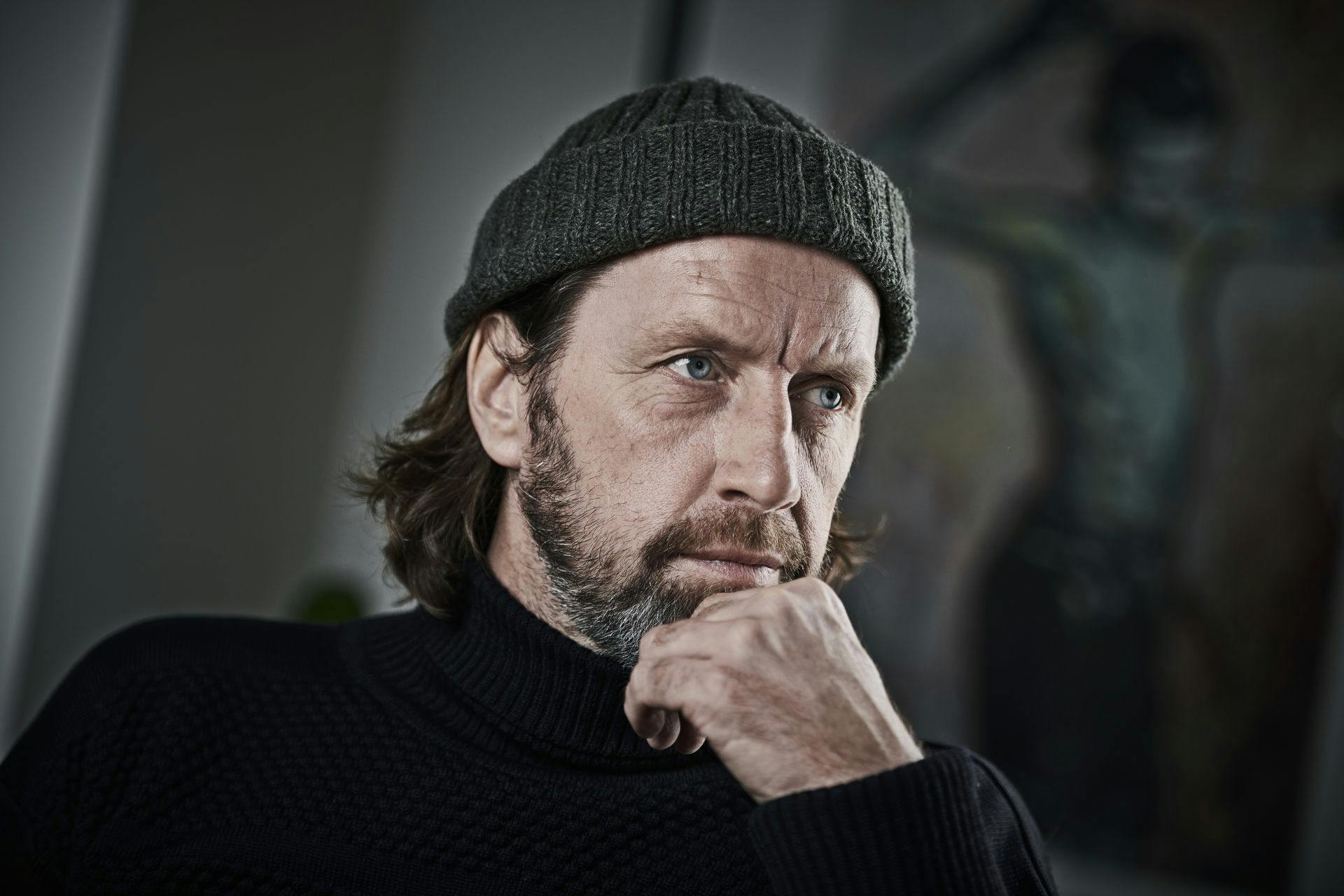 En mistænkt bedrager, som har været med i "Indefra med Anders Agger", vil nu løslades fra fængslet - han må angiveligt stå op om natten og lave øvelser, fordi han har så mange smerter.
