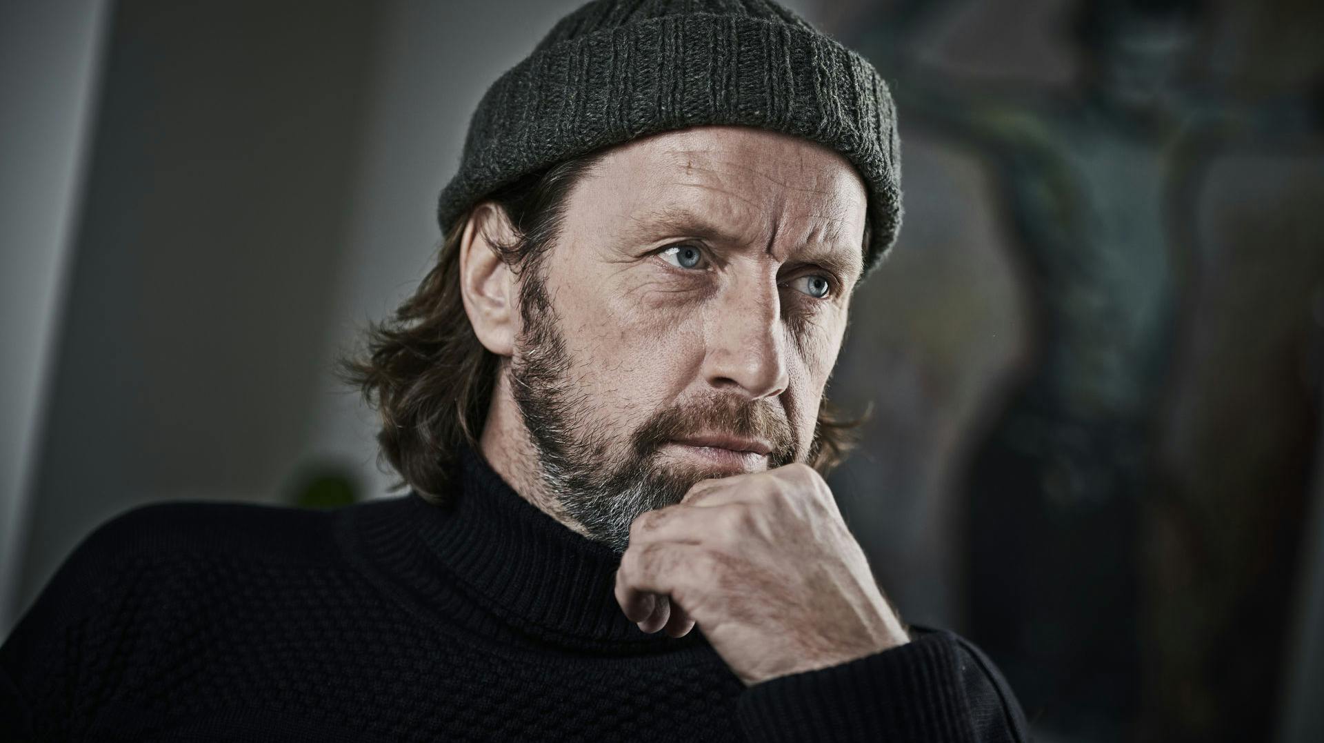 En mistænkt bedrager, som har været med i "Indefra med Anders Agger", vil nu løslades fra fængslet - han må angiveligt stå op om natten og lave øvelser, fordi han har så mange smerter.