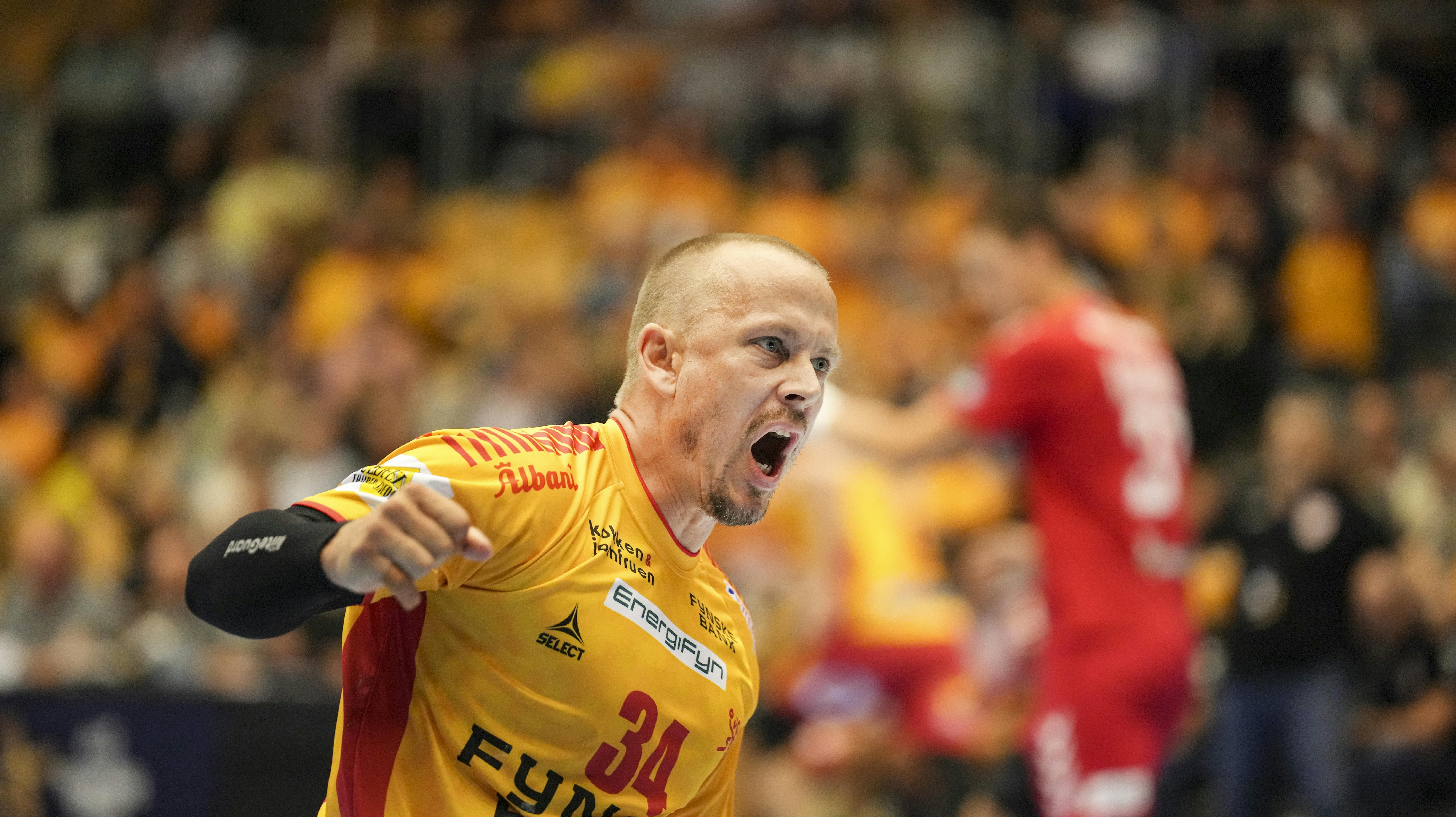 Morten Olsen har allerede skrevet under på en trænerkontrakt, men GOG vil have, at han fortsætter som spiller.