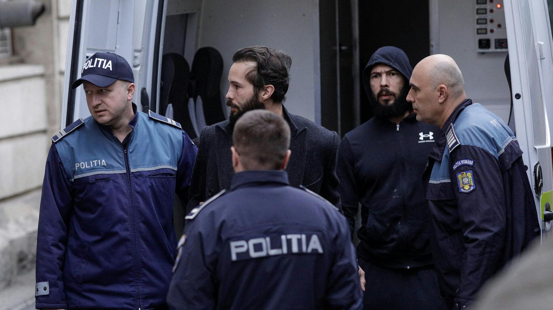 Politiet i Rumænien giver ikke helt slip på Andrew Tate and Tristan Tate, der her ses for få dage siden.