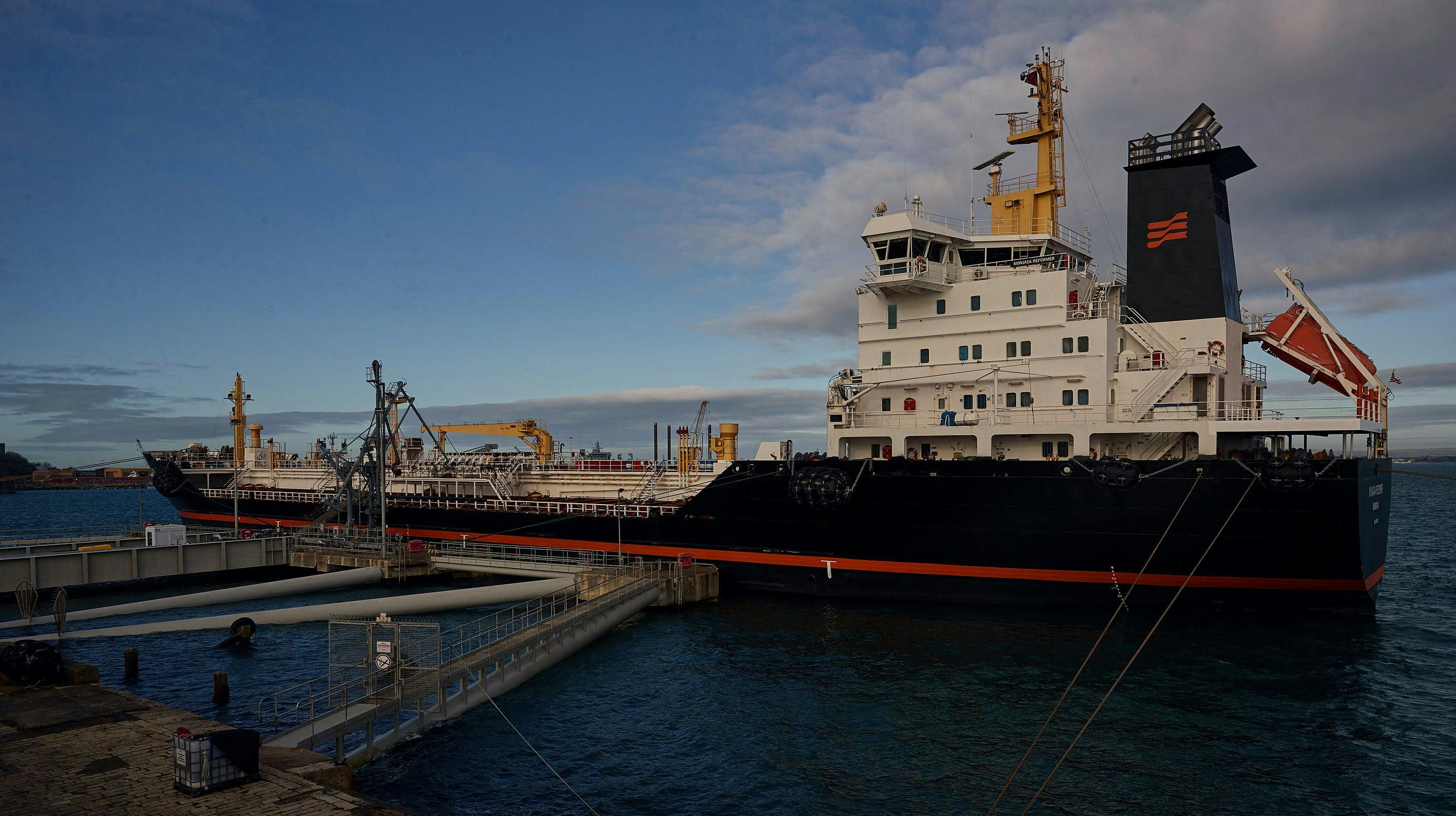 Ifølge Monjasa, der ejer skiber, var der 16 besætningsmedlemmer om bord på skibet, da det blev angrebet af pirater sent om aftenen lokal tid den 25. marts.
