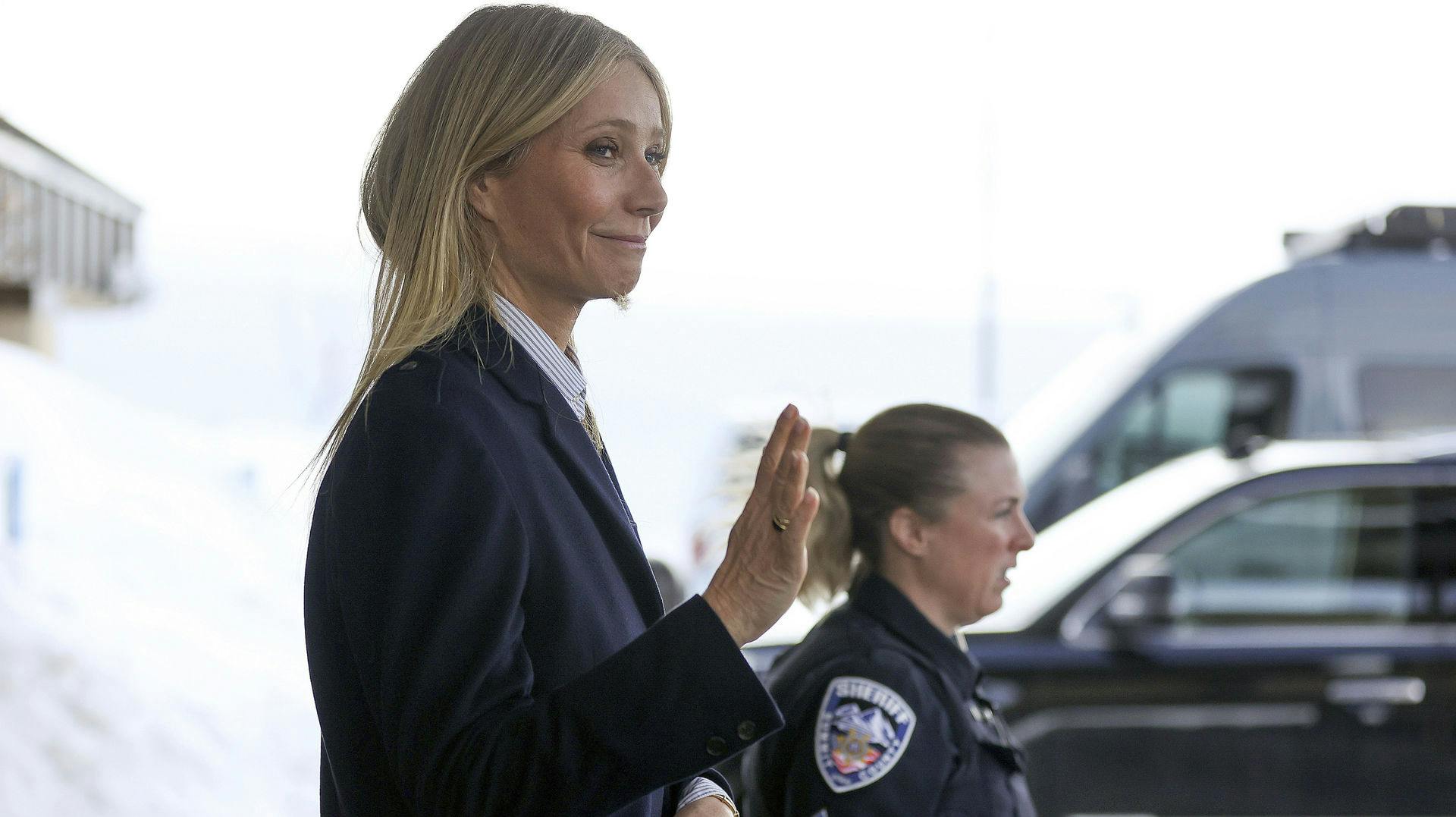 Gwyneth Paltrow forlader her retten efter frifindelsen.
