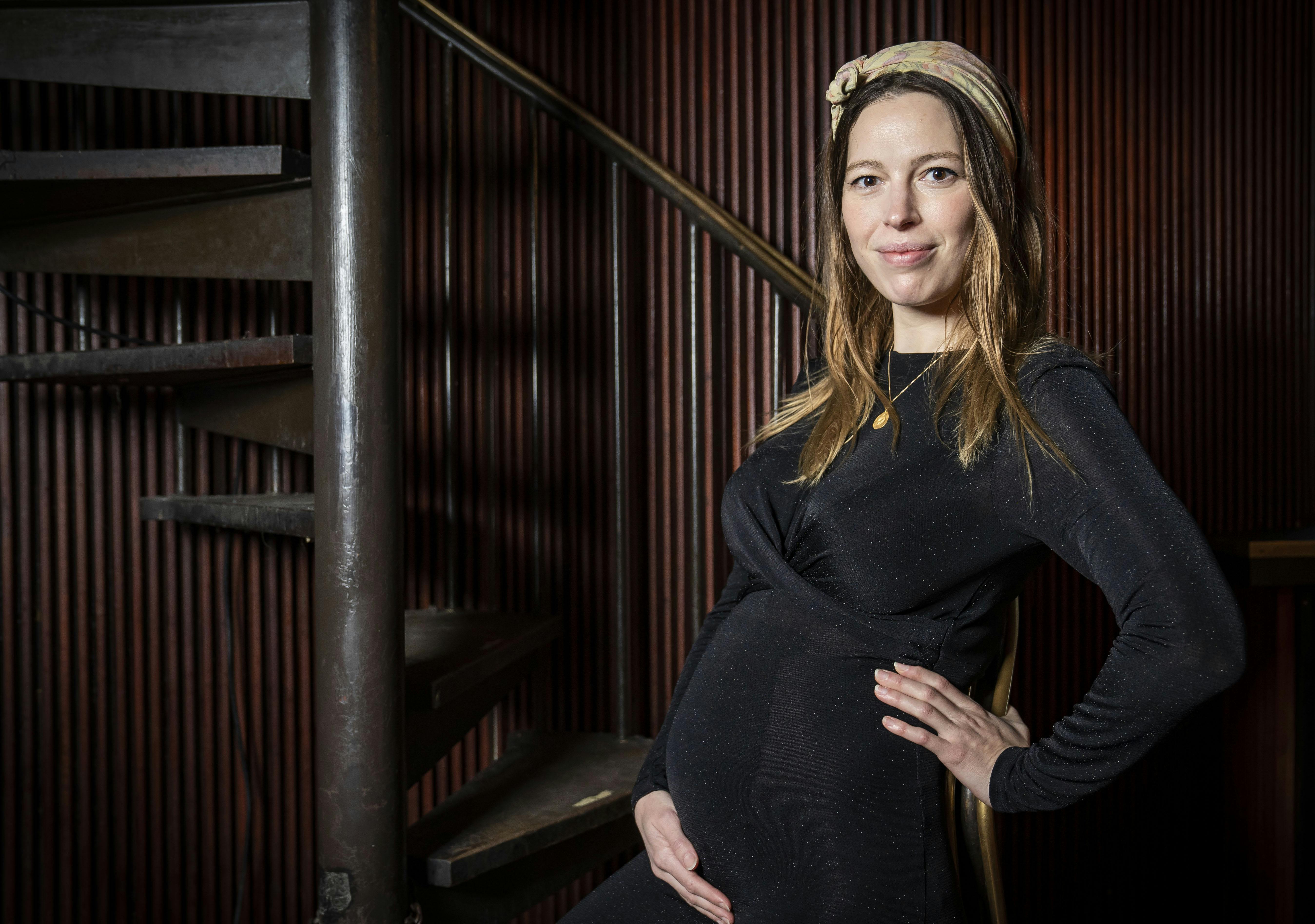 Henny fra "Dansegarderoben", eller Rebecca Rønde Kiilerich, forventer at føde om cirka to måneder. Nu fortæller hun, om hun venter en dreng eller pige.