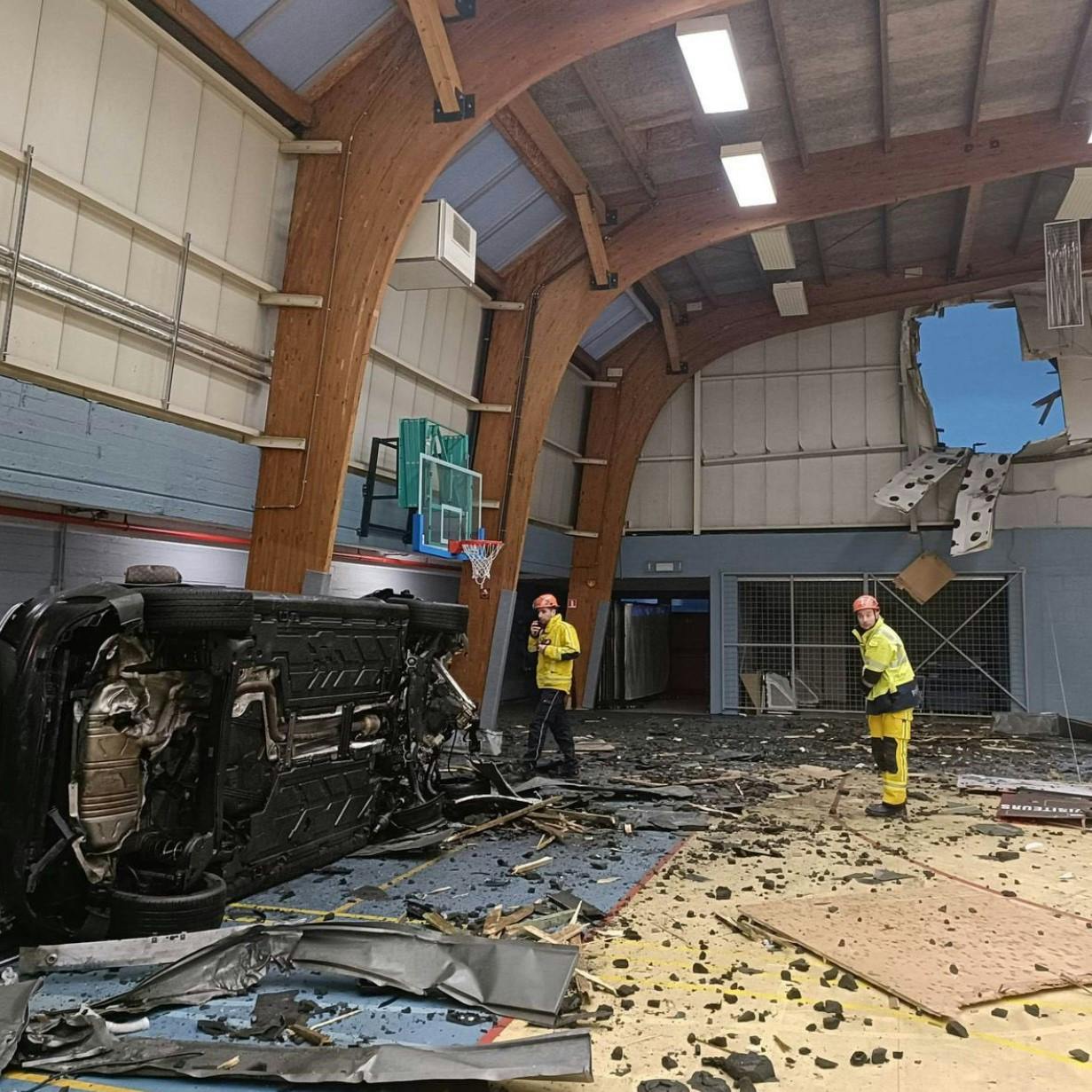 Kort tid før Sofian Kiyine fløj med bilen gennem sportshallens væg, skulle der have været børn i hallen. Da ulykken fandt sted var de dog heldigvis gået i omklædningsrummet.