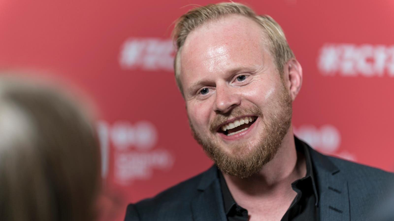 Jonathan Spang har givet værtstjansen i "Tæt på sandheden" videre for en kort periode.